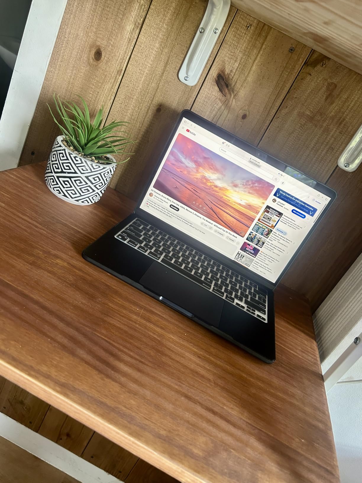 Apple 2025 MacBook Air 13-inch Laptop with M4 chip: Built for Apple Intelligence, 13.6-inch Liquid Retina Display, 16GB Unified Memory, 256GB SSD Storage, 12MP Center Stage Camera, Touch ID; Starlight - Customer Photo 1