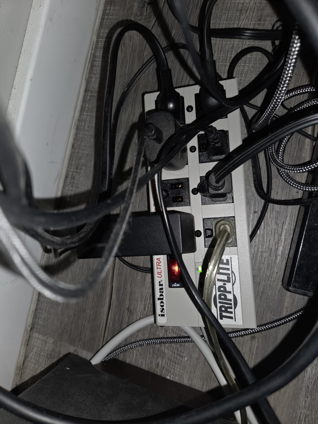 Tripp Lite ISOBAR8ULTRA Isobar 8 Outlet Heavy Duty Power Strip Surge Protector, 3840 Joules, 12ft Cord, Metal Housing customer photo 1