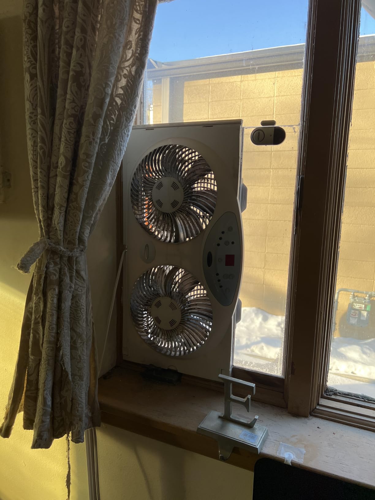 Bionaire Window Fan with Reversible Airflow Blades – 3-Speed Settings, Programmable Thermostat, LED Display, Remote Control, Fits 24–36