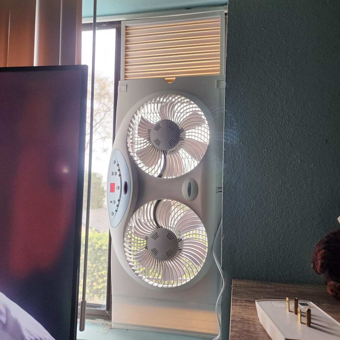 Bionaire Window Fan with Reversible Airflow Blades – 3-Speed Settings, Programmable Thermostat, LED Display, Remote Control, Fits 24–36