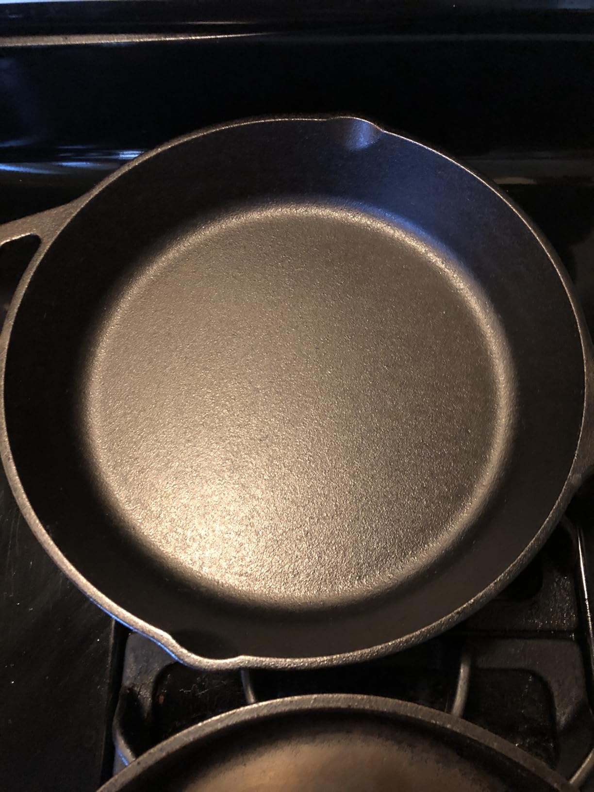 Lodge Seasoned Cast Iron Skillet 10.25 Inches - PFAS-Free, Non-Toxic Cookware - Use with an Oven, Stove, Grill, or Campfire - Naturally Non-Stick & Oven Safe customer photo 1