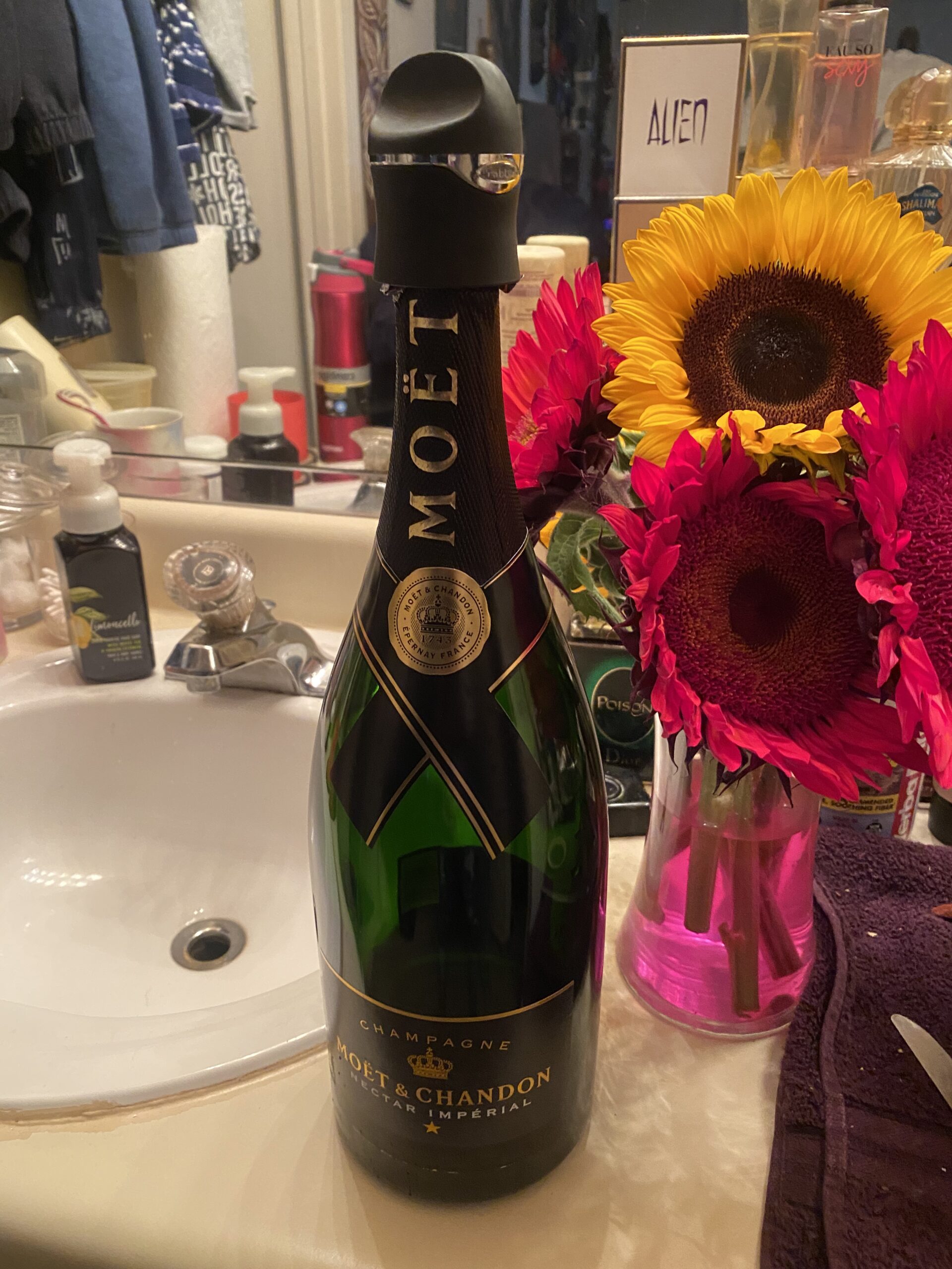 Rabbit Champagne and Wine Sealer, Airtight Wine and Champagne Stopper, Keeps Bubbles Fresh Longer, Easy to Use, Velvet Black, Essential Bar Tool - Customer Photo 2