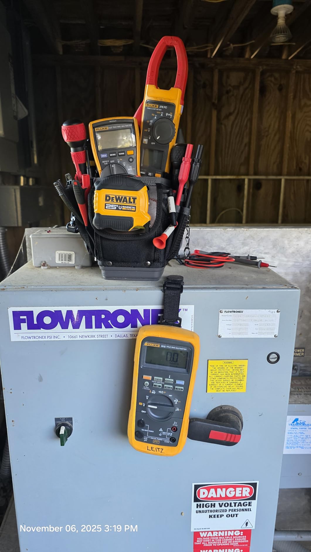 Fluke 117 Digital Multimeter, Non-Contact AC Voltage Detection, Measures Resistance/Continuity/Frequency/Capacitance/Min Max Average, Automatic AC/DC Selection, Low Impedance Mode - Customer Photo 1