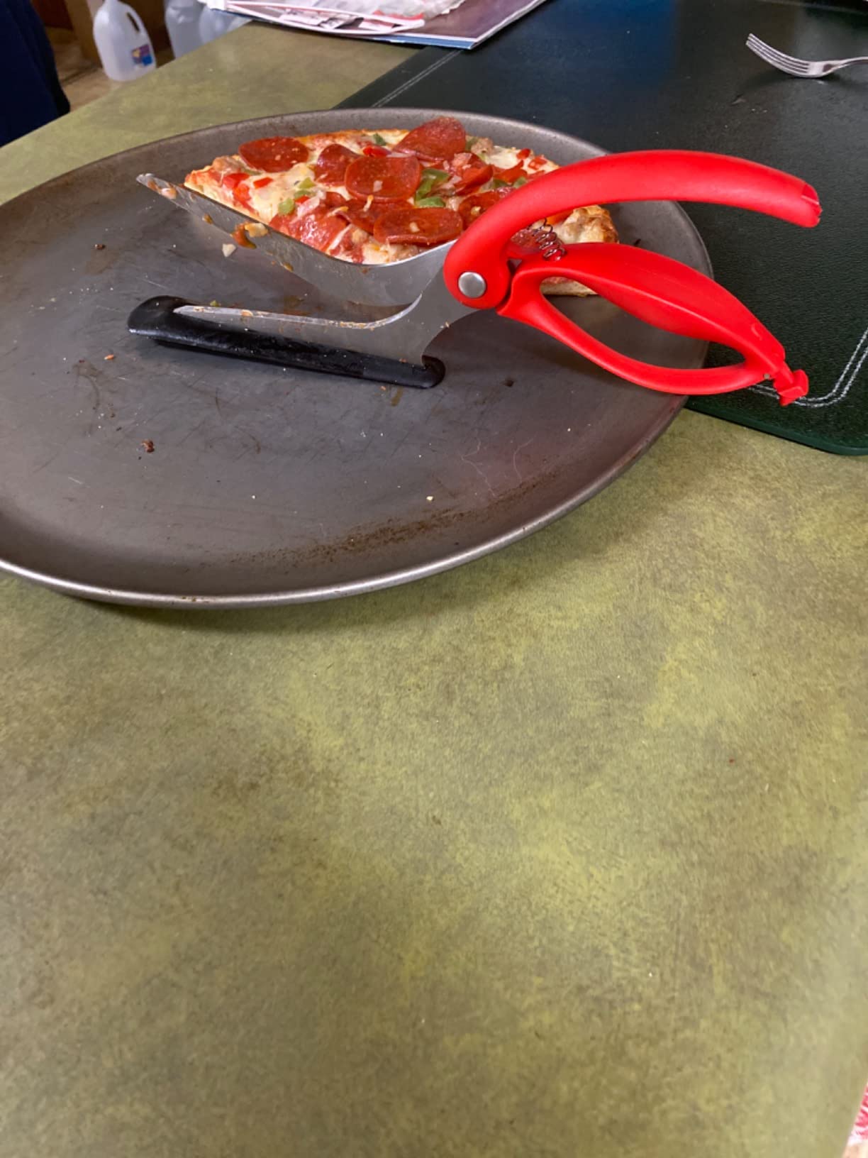 Dreamfarm Scizza 2-In-1 Easy Ergonomic Pizza Scissors with Stainless Steel Pizza Cutter Blades & Non-Stick Slice Server - Black - Customer Photo 1