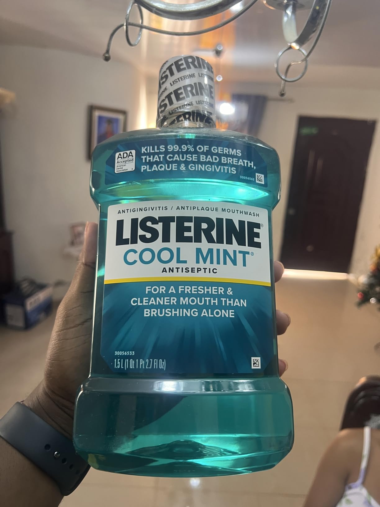 Listerine Cool Mint Intense Antiseptic Mouthwash, Daily Oral Rinse Kills 99.9% of Germs That Cause Bad Breath, Plaque and Gingivitis. for a Fresh, Clean Mouth, Intense Mint Flavor, 1 L - Customer Photo 1