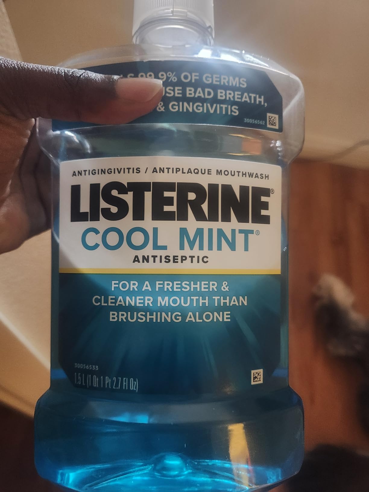 Listerine Cool Mint Intense Antiseptic Mouthwash, Daily Oral Rinse Kills 99.9% of Germs That Cause Bad Breath, Plaque and Gingivitis. for a Fresh, Clean Mouth, Intense Mint Flavor, 1 L - Customer Photo 4