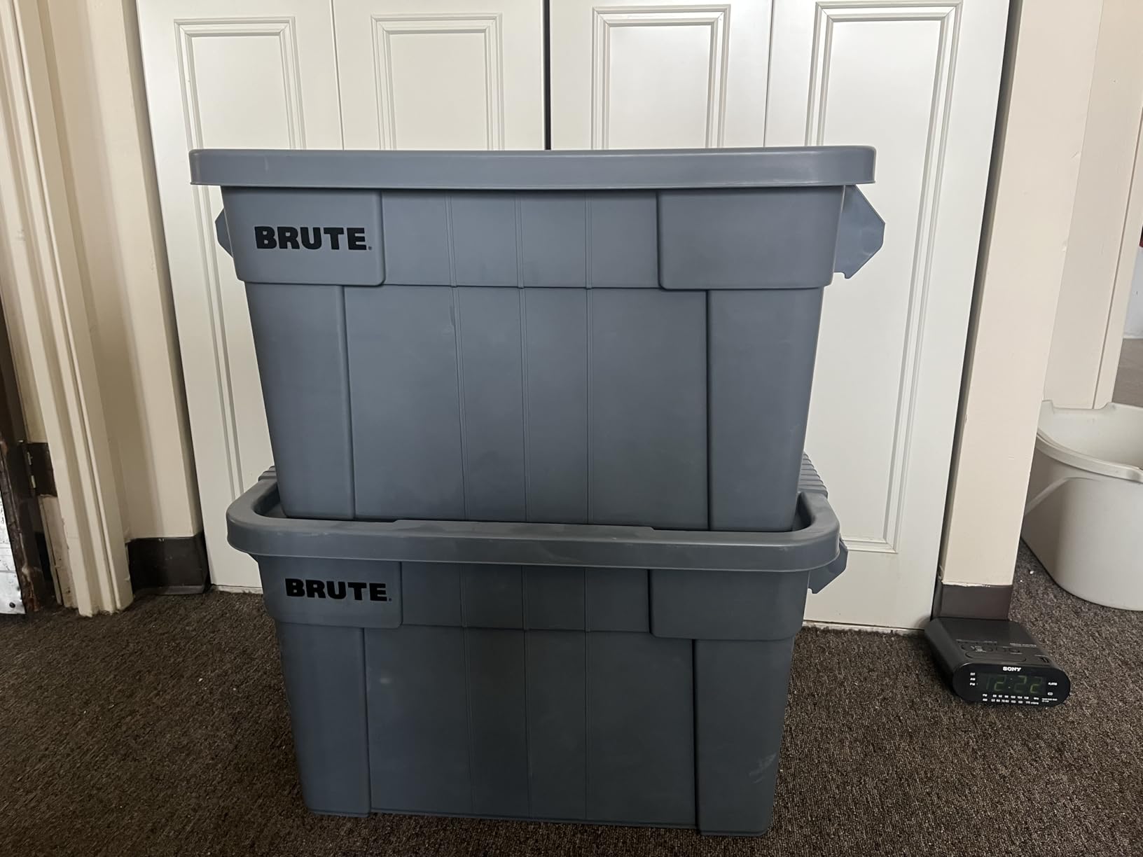 Rubbermaid Commercial Products BRUTE Tote Storage Container with Lid, 14-Gallon-included, Rugged/Reusable Boxes for Moving/Storing in Garage/Basement/Attic/Jobsite/Truck/Camping, Gray - Customer Photo 1