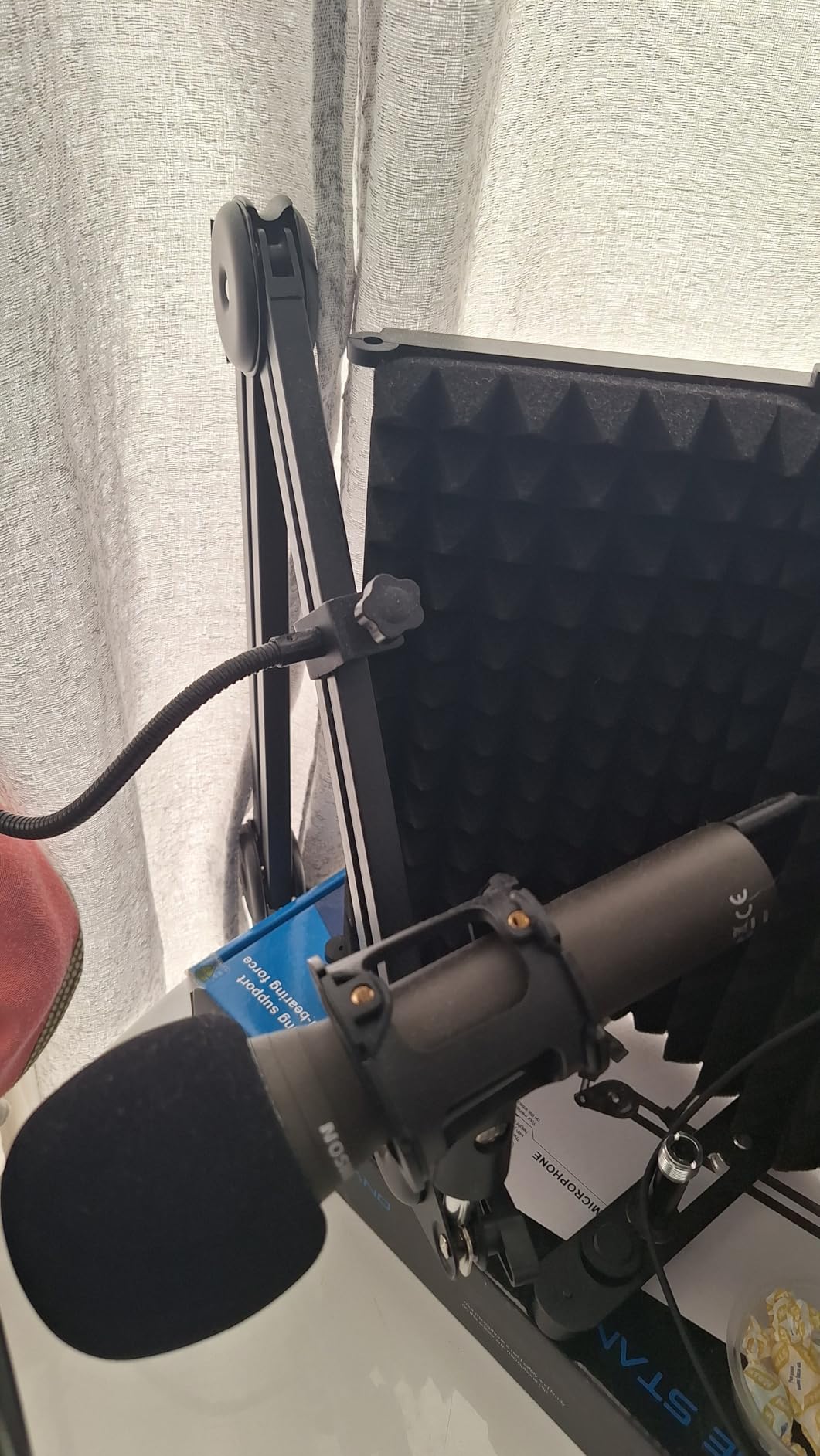 SAMSON Technologies Q2U USB/XLR Dynamic Microphone Recording and Podcasting Pack (Includes Mic Clip, Desktop Stand, Windscreen and Cables), Silver Customer Review SAMSON Technologies Q2U USB/XLR Dynamic Microphone Recording and Podcasting Pack (Includes Mic Clip, Desktop Stand, Windscreen and Cables), Silver - Customer Photo 1