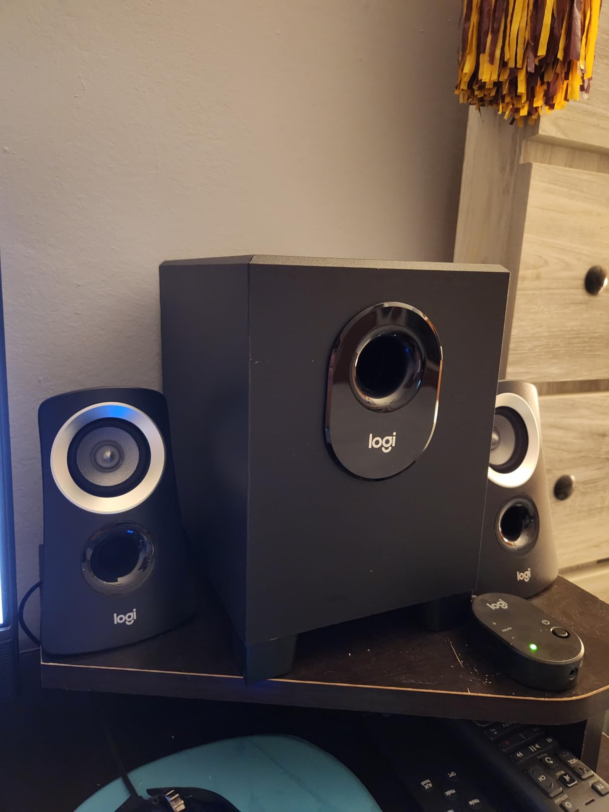 Logitech Z313 2.1 Multimedia Speaker System with Subwoofer, Full Range Audio, 50 Watts Peak Power, Strong Bass, 3.5mm Audio Inputs, PC/PS4/Xbox/TV/Smartphone/Tablet/Music Player - Black - Customer Photo 2