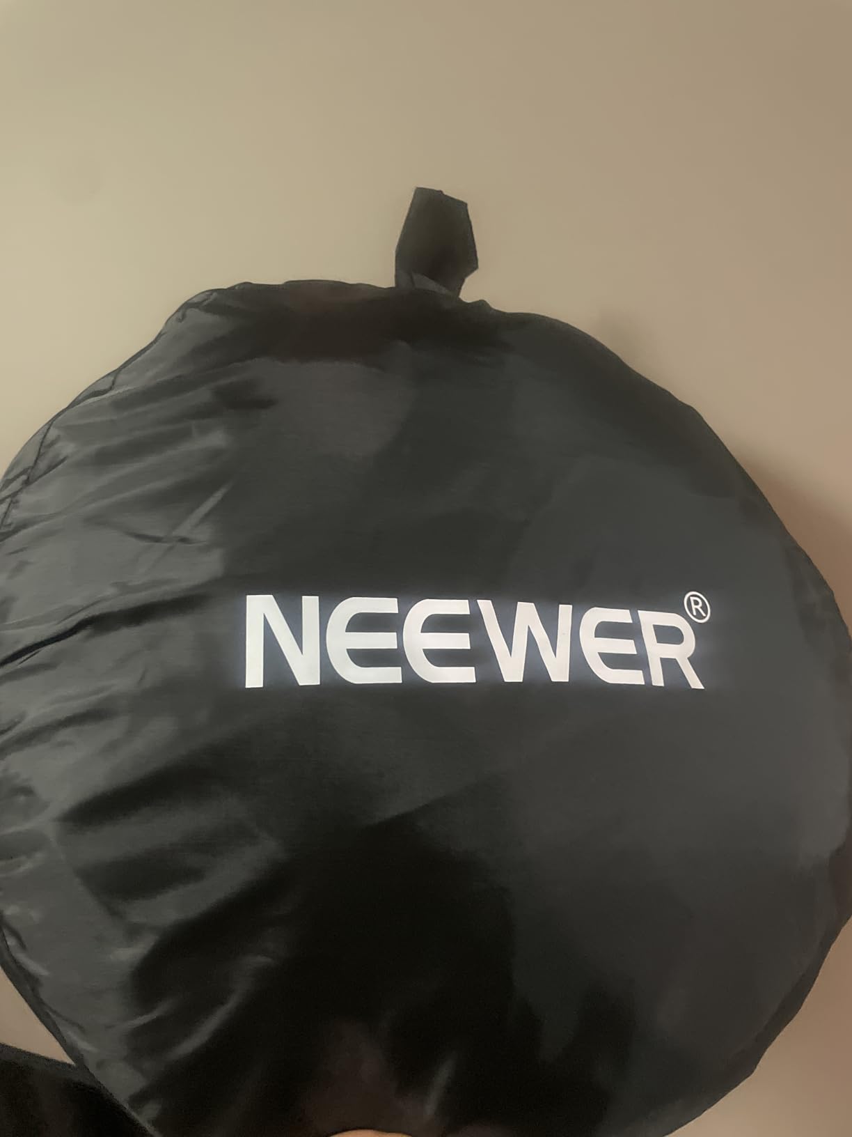 NEEWER 43 Inch/110 Centimeter Light Reflector Diffuser 5 in 1 Collapsible Multi Disc with Bag - Translucent, Silver, Gold, White, and Black for Studio Photography Lighting Outdoor - Customer Photo 1