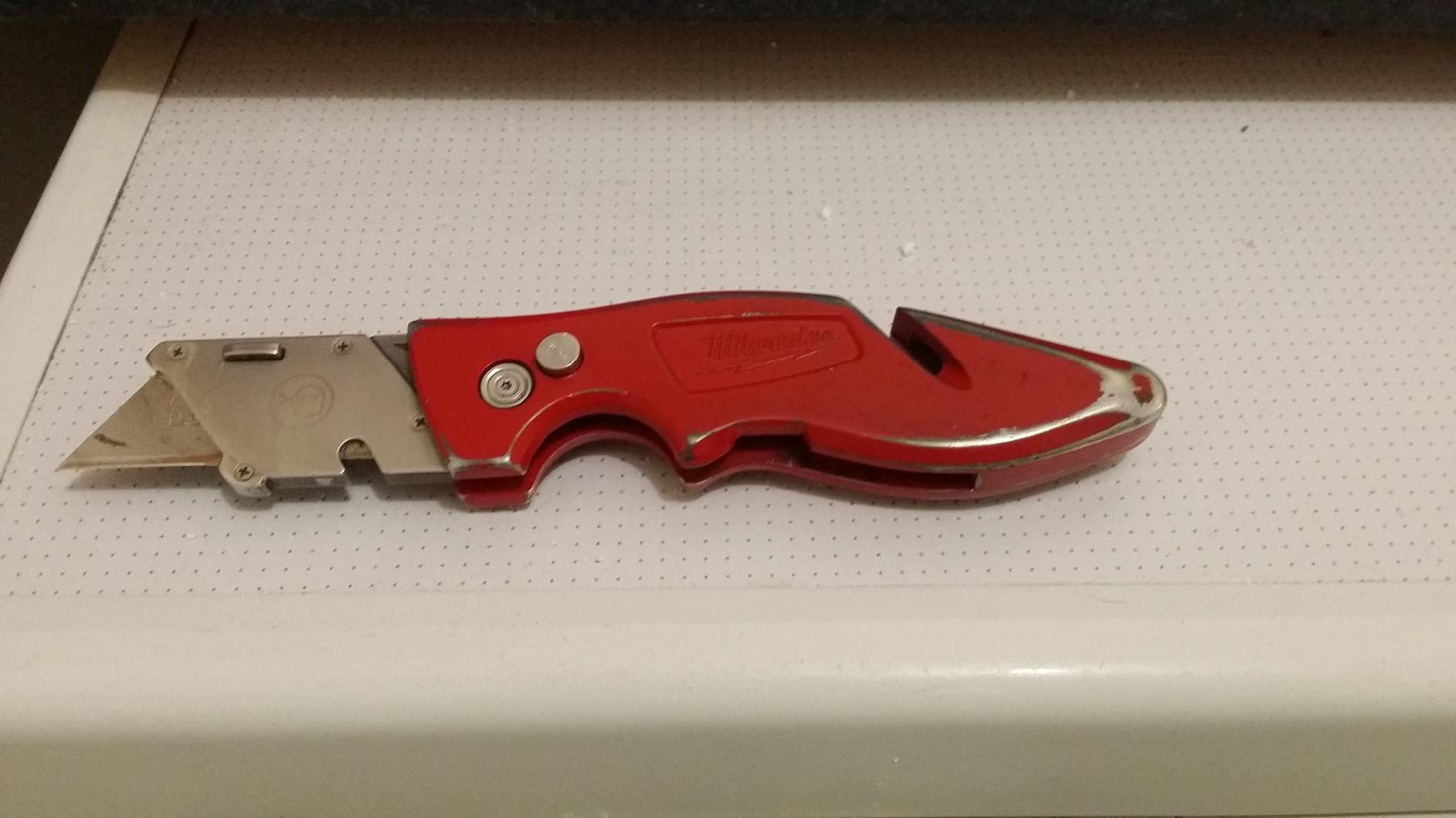 Milwaukee 48-22-1901 Fastback Press and Flip Utility Knife with Belt Clip and Onboard Wire Stripping - Customer Photo 1