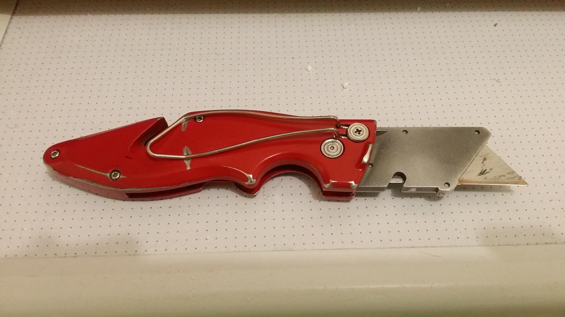 Milwaukee 48-22-1901 Fastback Press and Flip Utility Knife with Belt Clip and Onboard Wire Stripping - Customer Photo 2