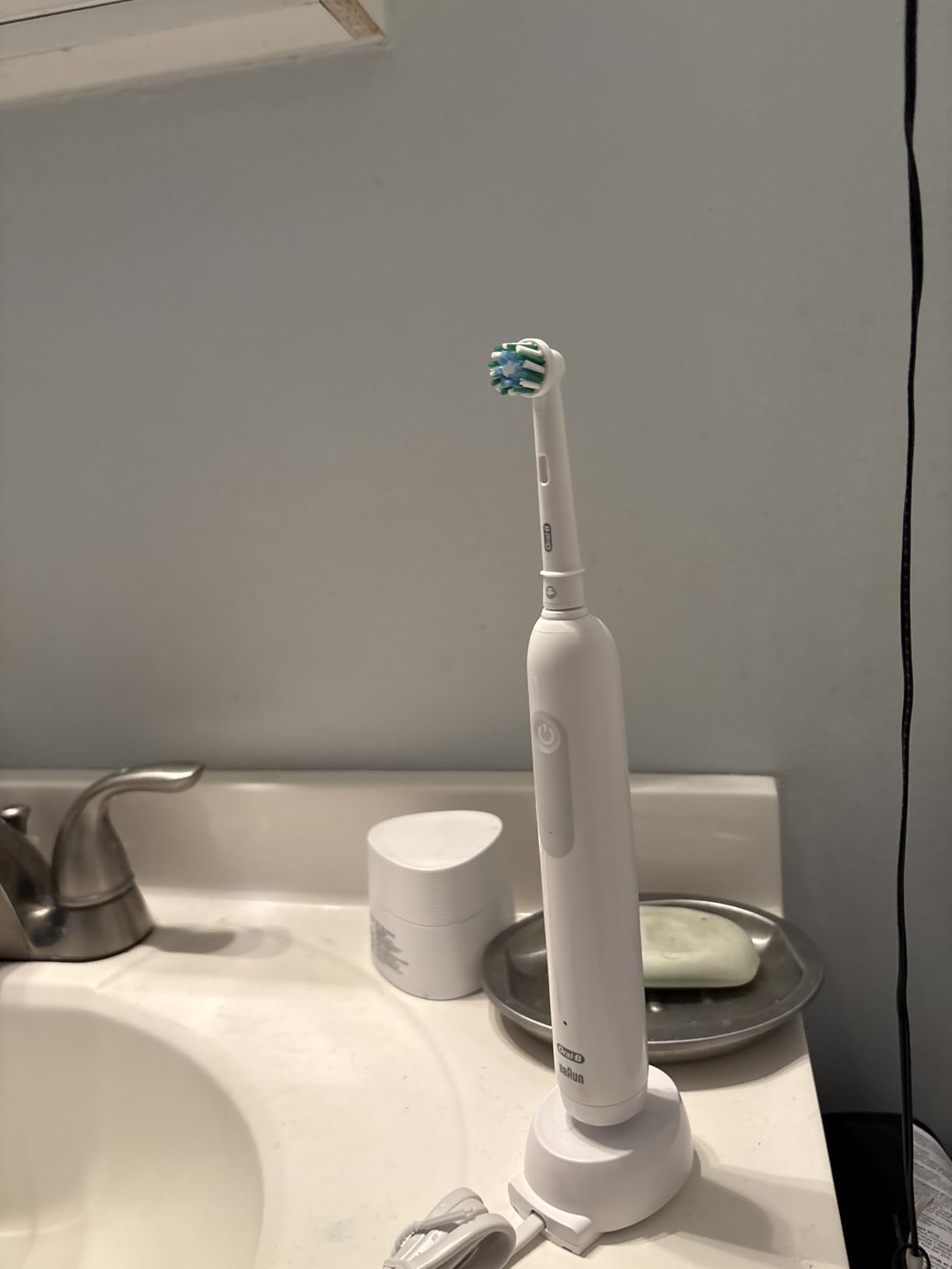 Oral-B Pro 1000 Rechargeable Electric Toothbrush, White - Customer Photo 1