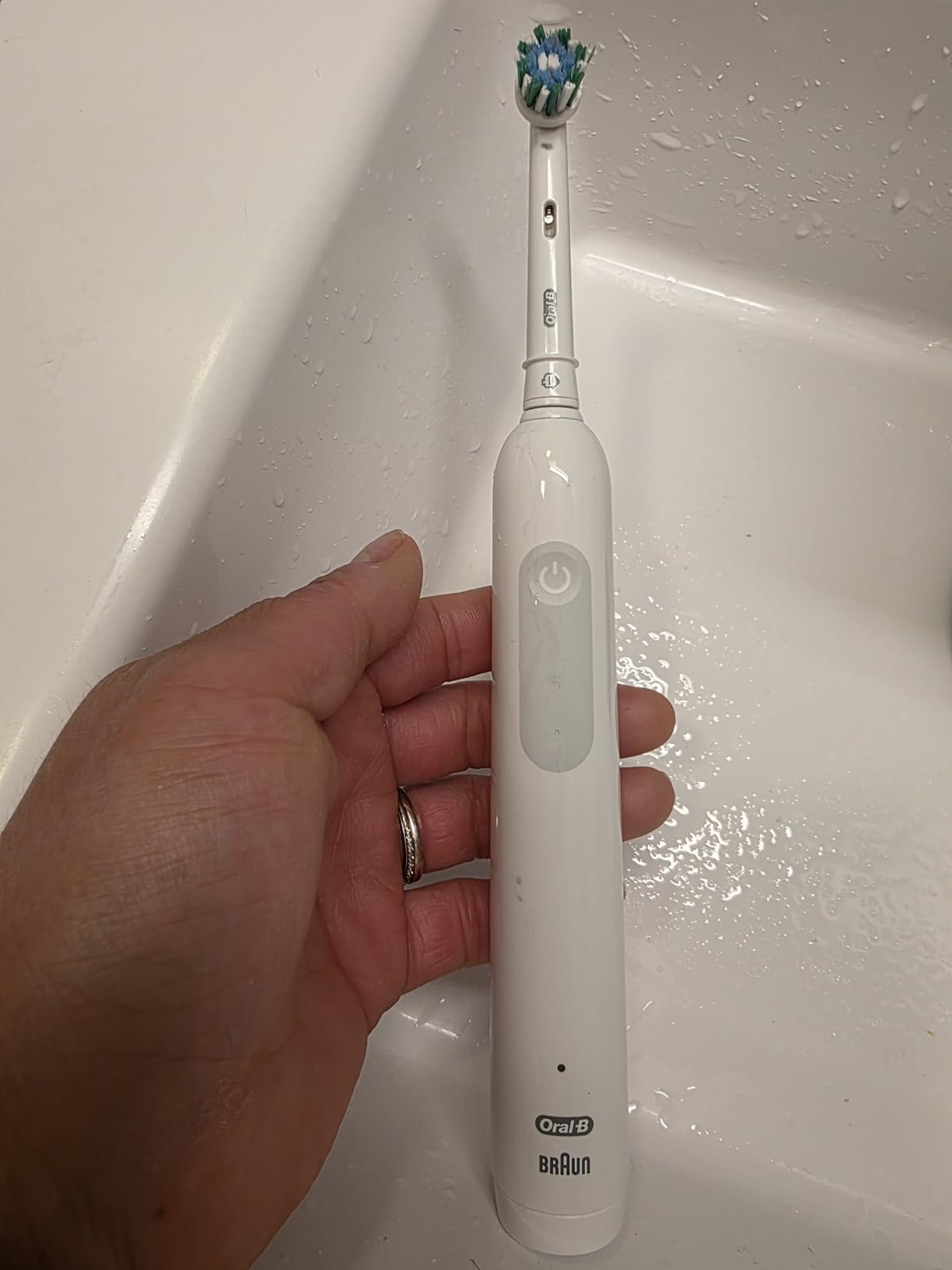 Oral-B Pro 1000 Rechargeable Electric Toothbrush, White - Customer Photo 2