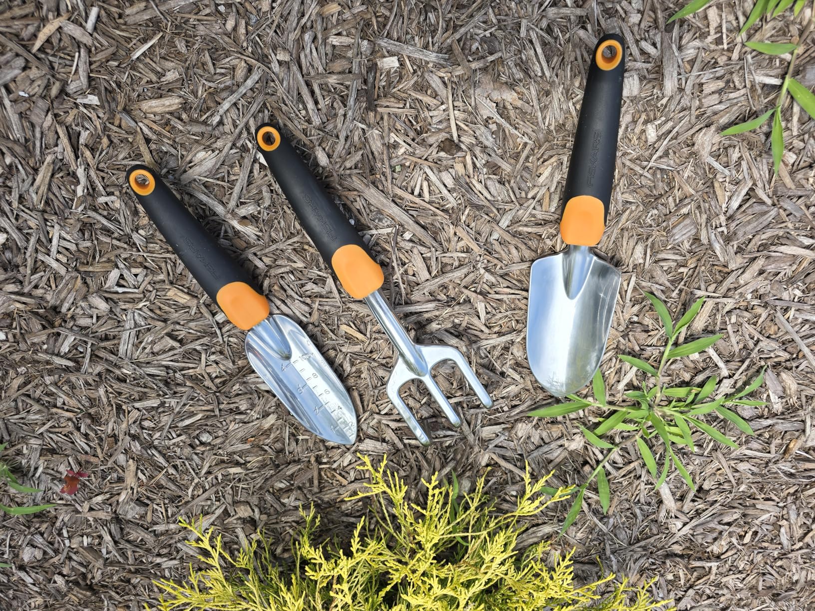 Fiskars Trowel, Heavy Duty Gardening Hand Tool with Hang Hole, For Digging and Planting, Rust Resistant Cast Aluminum, Ergonomic Handle and Comfort Grip, Gardening Tools for Yard - Customer Photo 2