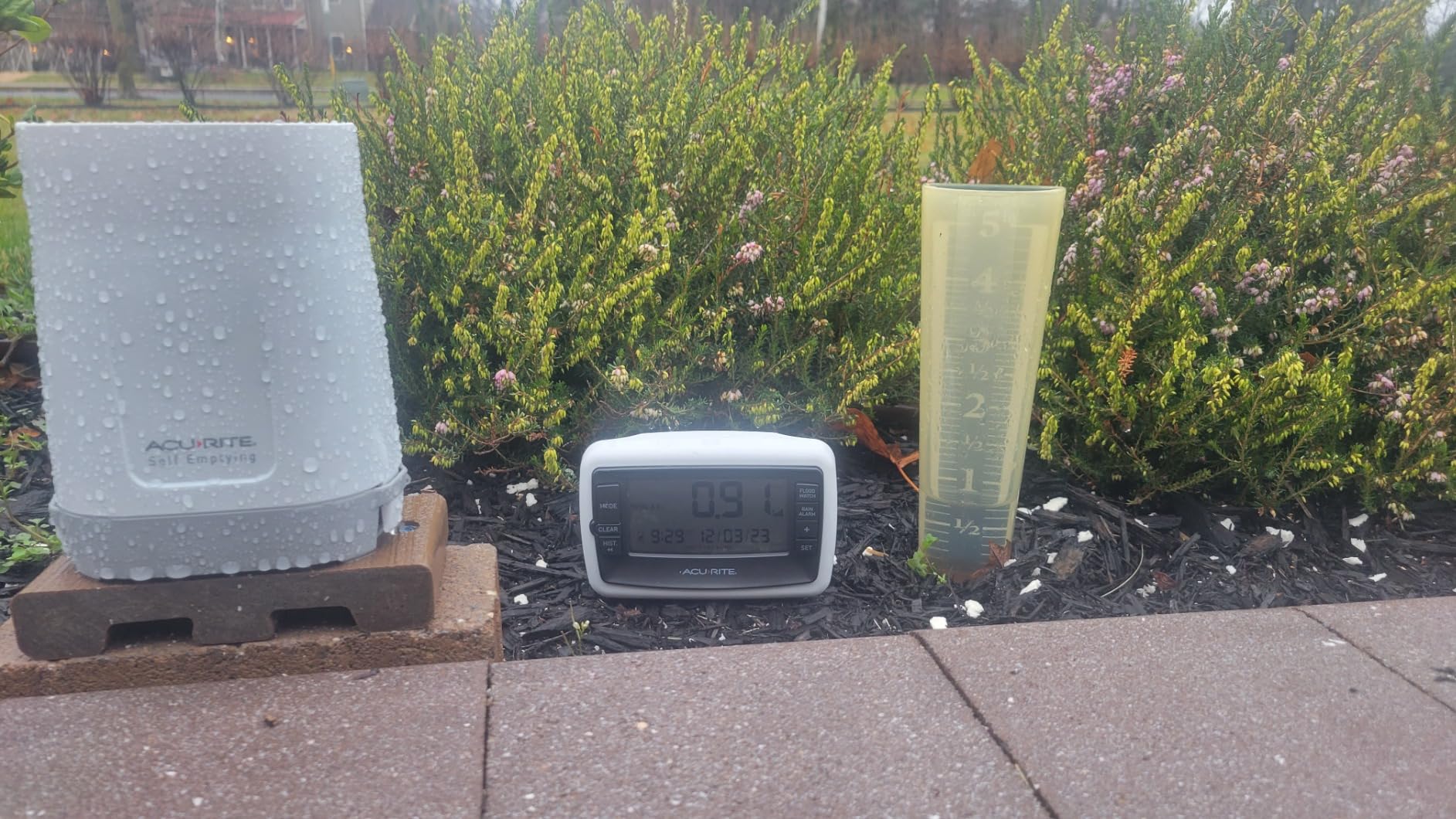 AcuRite Wireless Digital Rain Gauge with Self-Emptying Collector with Rainfall History, Alerts, and Current Date and Time (00899), Multicolor - Customer Photo 3