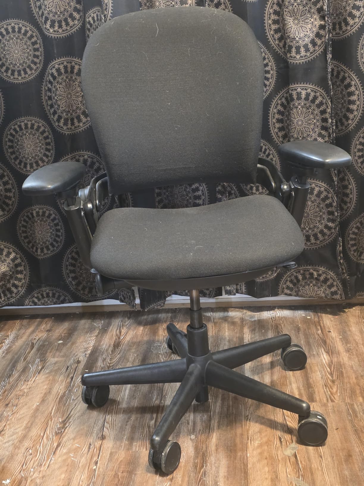 Steelcase Leap Office Chair - Seven Points of Adjustability - Ergonomic Back Support Chair - Lumbar Support - 4D Adjustable Arms Customer Review Steelcase Leap Office Chair - Seven Points of Adjustability - Ergonomic Back Support Chair - Lumbar Support - 4D Adjustable Arms - Customer Photo 2