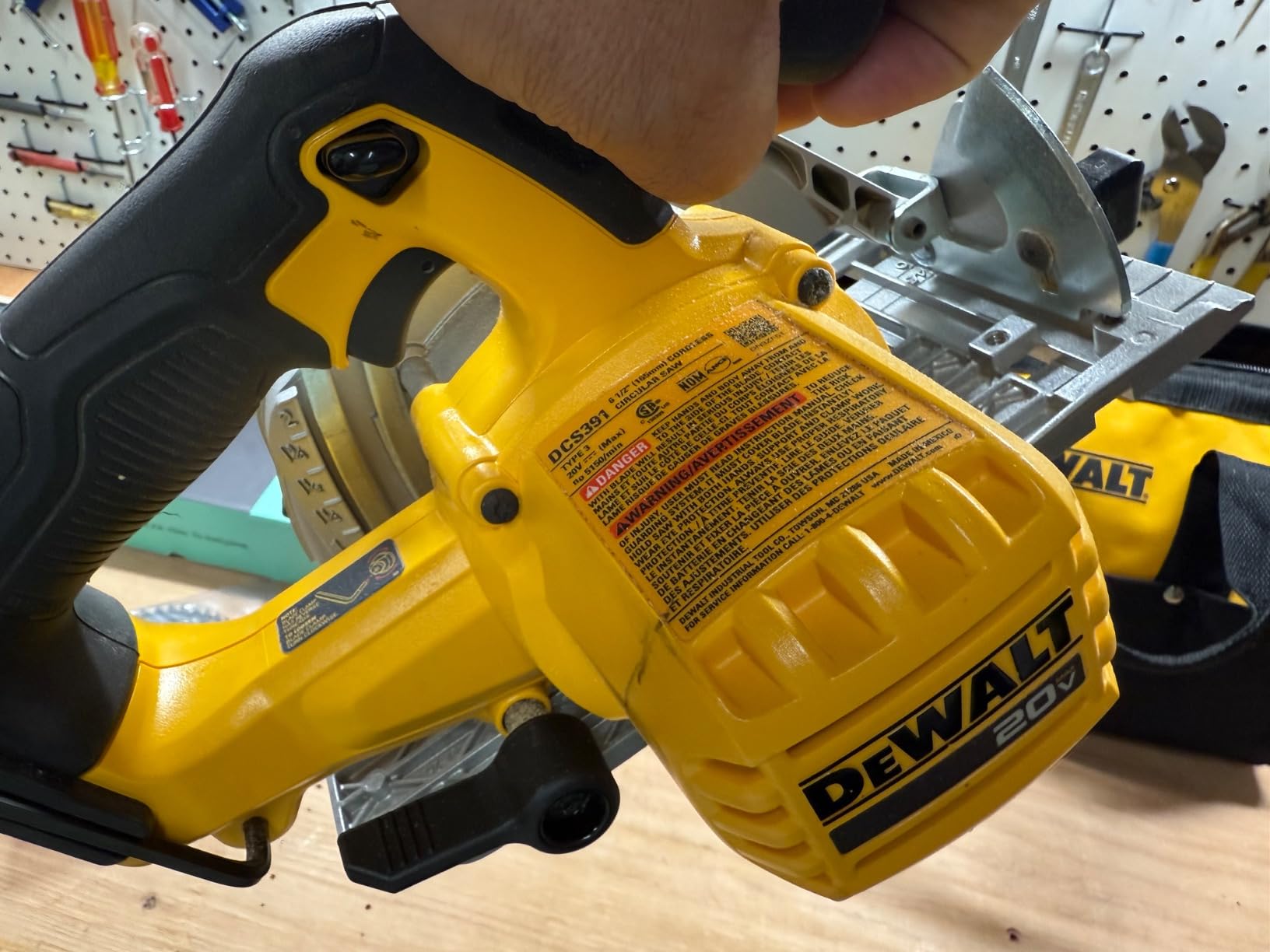 DEWALT 20V MAX Circular Saw, Cordless Sidewinder Style Portable, 6-1/2-Inch Blade, 5150 RPM, 0-50 Degree Bevel Capability, Battery Not Included (DCS391B) Customer Review DEWALT 20V MAX Circular Saw, Cordless Sidewinder Style Portable, 6-1/2-Inch Blade, 5150 RPM, 0-50 Degree Bevel Capability, Battery Not Included (DCS391B) - Customer Photo 3