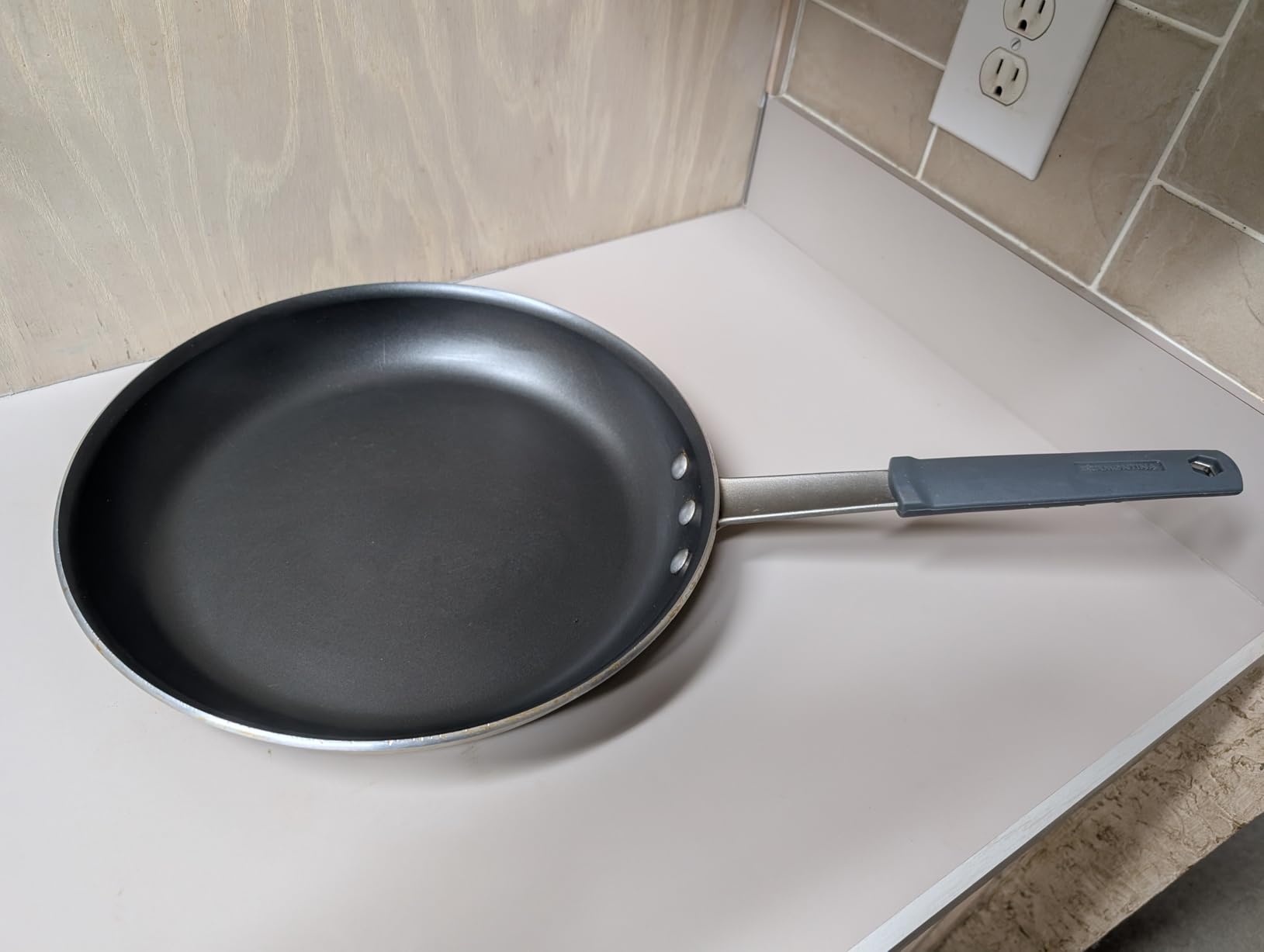 Tramontina Professional 10-Inch Non Stick Frying Pan, Heavy-Gauge Aluminum Skillet with Reinforced Nonstick Coating, Red Handle, Dishwasher and Oven Safe - Customer Photo 2