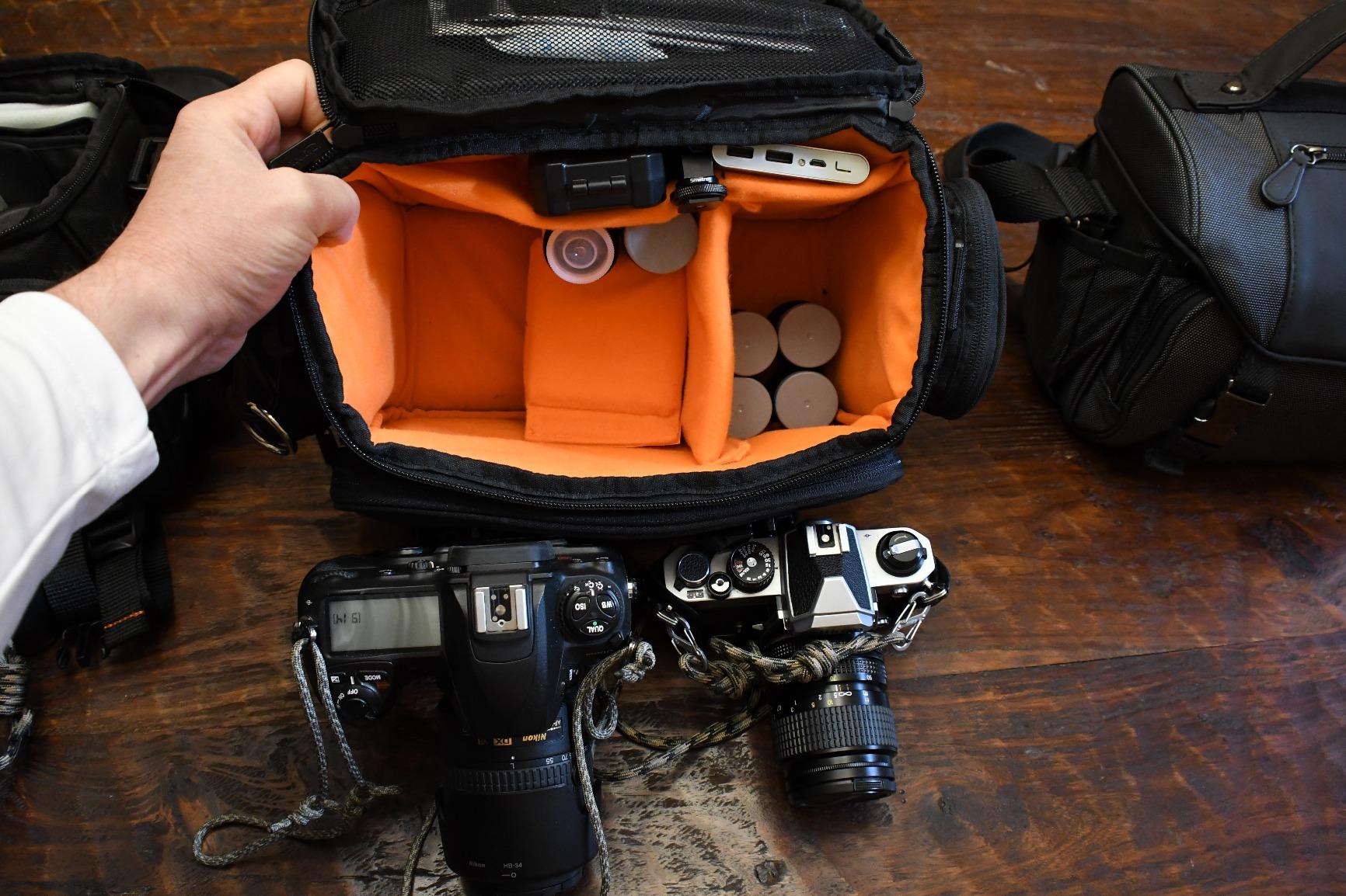 Amazon Basics Large DSLR Gadget Bag, Black with Grey Interior Customer Review Amazon Basics Large DSLR Gadget Bag, Black with Grey Interior - Customer Photo 2