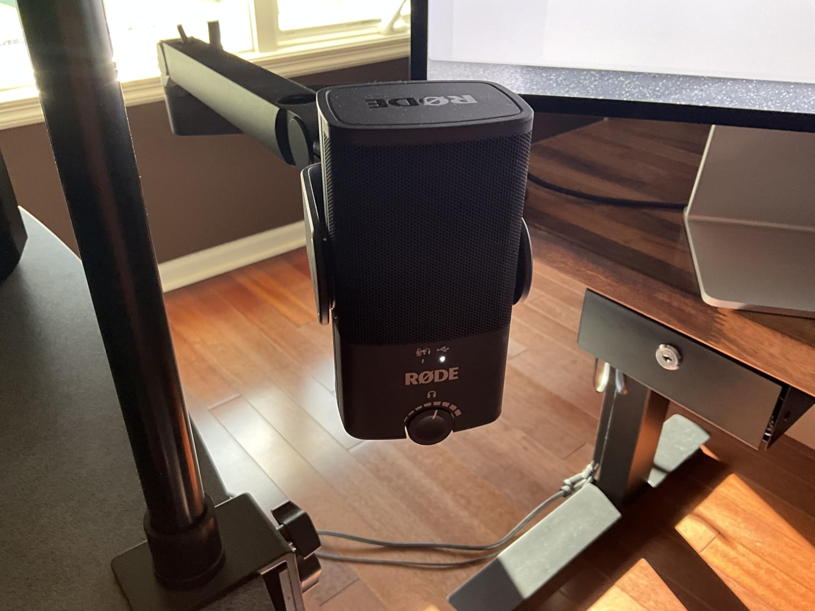RØDE NT-USB+ Professional-Grade USB Condenser Microphone For Recording Studio Quality Audio Directly To A Computer Or Mobile Device, Black Customer Review RØDE NT-USB+ Professional-Grade USB Condenser Microphone For Recording Studio Quality Audio Directly To A Computer Or Mobile Device, Black - Customer Photo 1