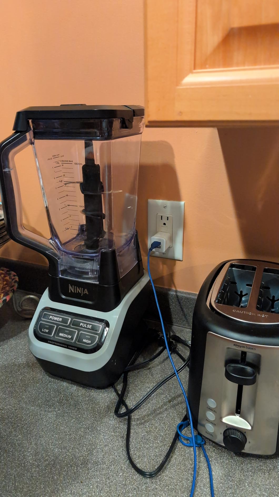 Ninja Professional Blender | Smoothie Blending, Drink Mixer, Grinder, Ice Crusher | 1000W | XL 72-oz. Pitcher | BL610 customer photo 2