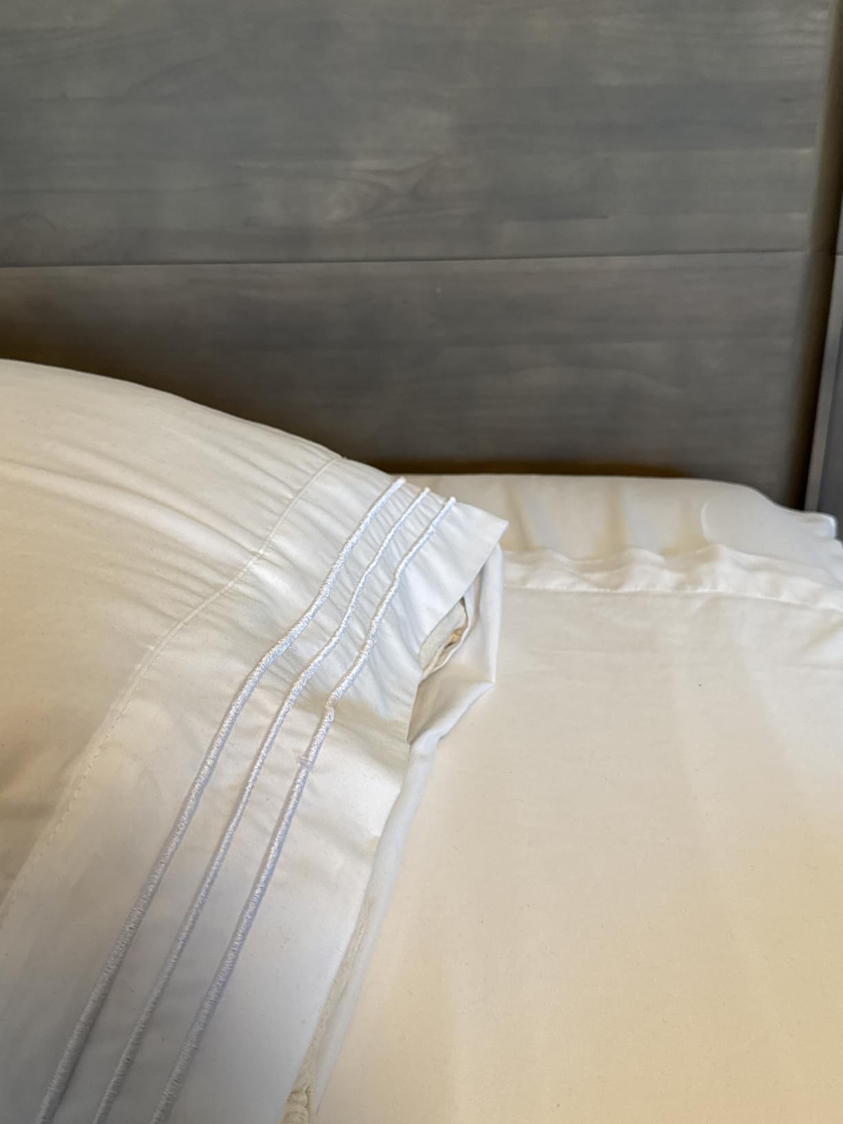 Mellanni Queen Sheets Set - 4 PC Iconic Collection Bedding - Hotel Luxury, Extra Soft, Cooling Bed Sheets - Wrinkle, Fade, Stain Resistant (Queen, White) customer photo 1