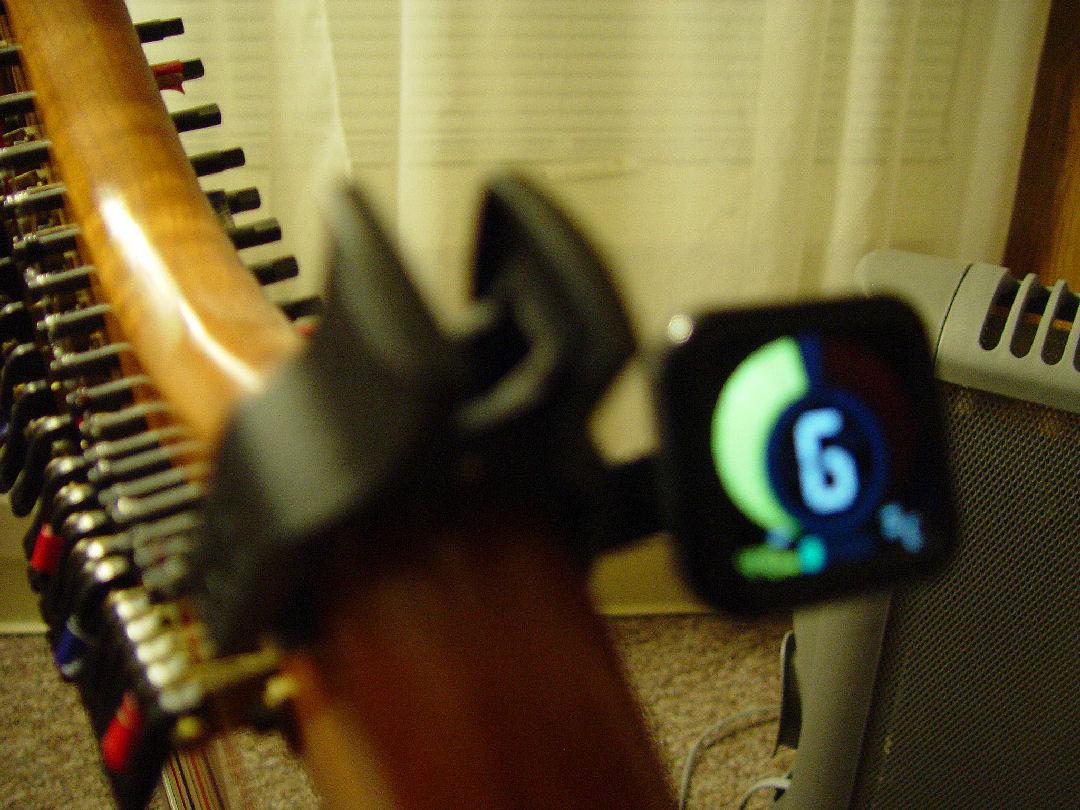 KLIQ UberTuner, Professional Clip-On Tuner for Guitar, Bass, Ukulele, Violin, Mandolin, Banjo & All Instruments, Fast & Accurate Chromatic Tuning with Multi-Key Modes, Black - Customer Photo 1