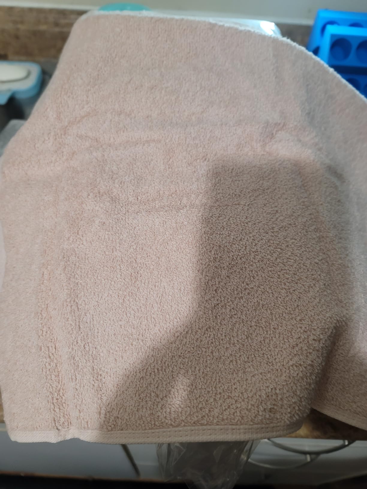 Amazon Basics 6-Piece Oversized Highly Absorbent Fade-Resistant Towel Set, 100% Cotton Towels for Bathroom, Soft, 2 Bath Towels, 2 Hand Towels, 2 Washcloths, White Customer Review Amazon Basics 6-Piece Oversized Highly Absorbent Fade-Resistant Towel Set, 100% Cotton Towels for Bathroom, Soft, 2 Bath Towels, 2 Hand Towels, 2 Washcloths, White - Customer Photo 1