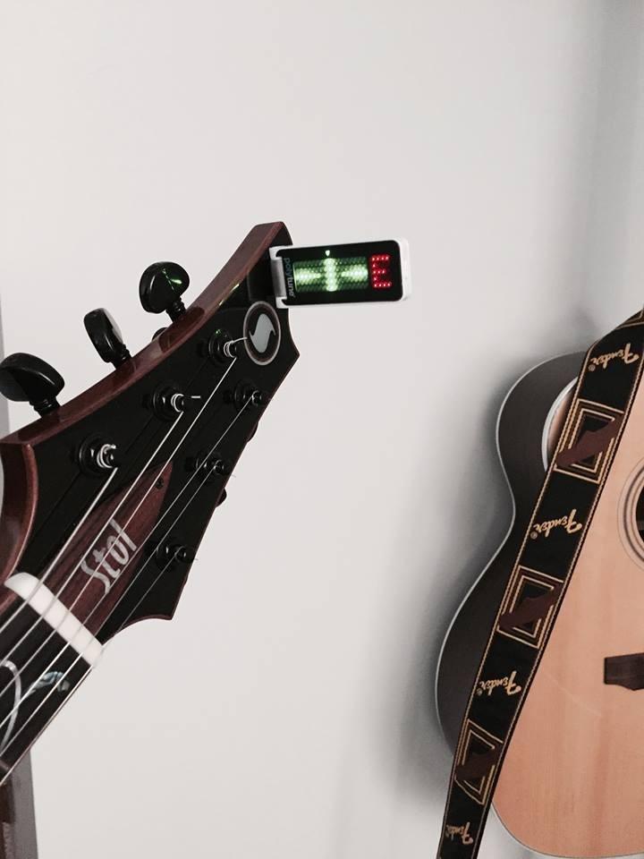 TC Electronic POLYTUNE CLIP Clip-On Tuner with Polyphonic, Strobe and Chromatic Modes and 108 LED Matrix Display for Ultimate Tuning Performance - Customer Photo 1