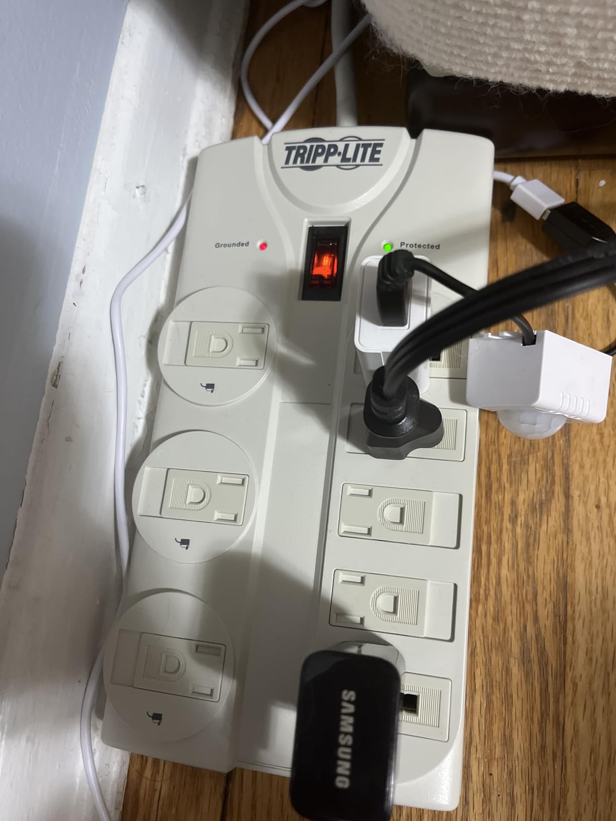 Eaton Tripp Lite Series TLP808B 8 Outlet Surge Protector Power Strip with Flat Plug, 1440 Joule Rating, Black, UL Listed & Certified, 8ft Extension Cord with Multiple Outlets for Home Office Customer Review Eaton Tripp Lite Series TLP808B 8 Outlet Surge Protector Power Strip with Flat Plug, 1440 Joule Rating, Black, UL Listed & Certified, 8ft Extension Cord with Multiple Outlets for Home Office - Customer Photo 1