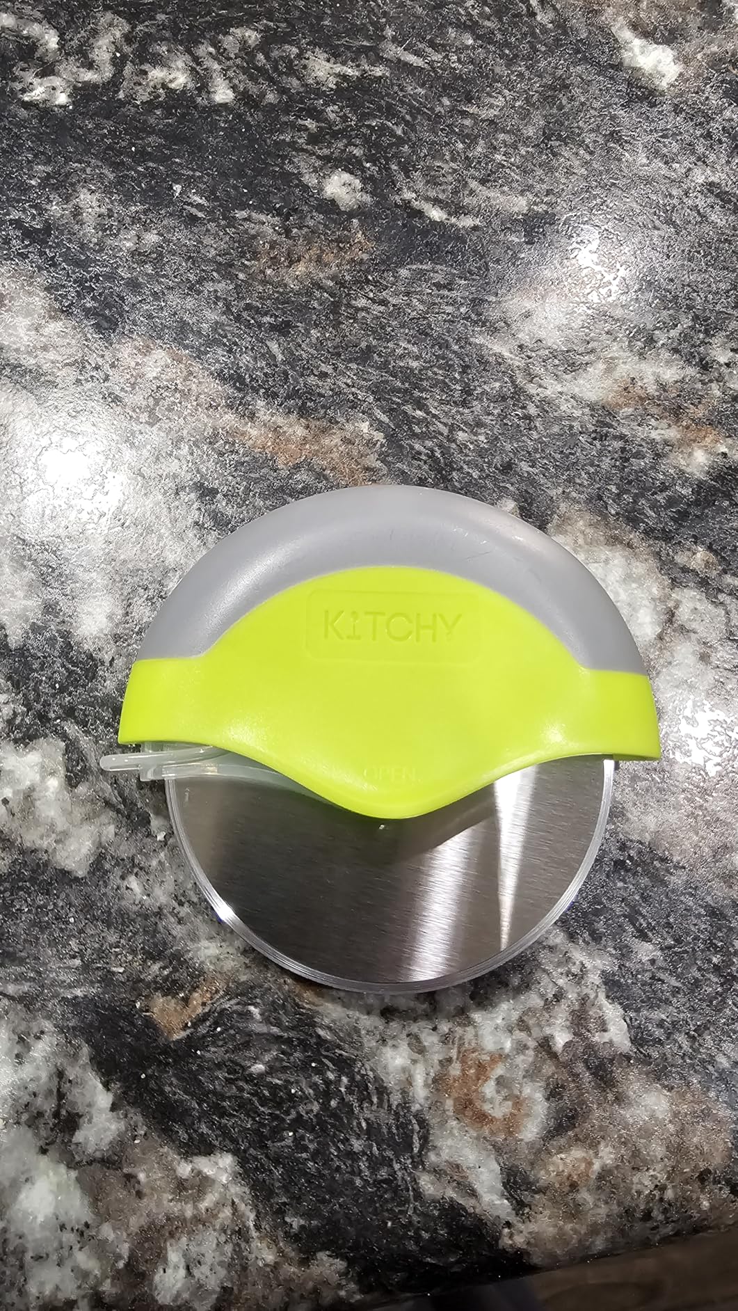 Kitchy Pizza Cutter Wheel with Protective Blade Cover, Ergonomic Pizza Slicer (Green) - Customer Photo 2