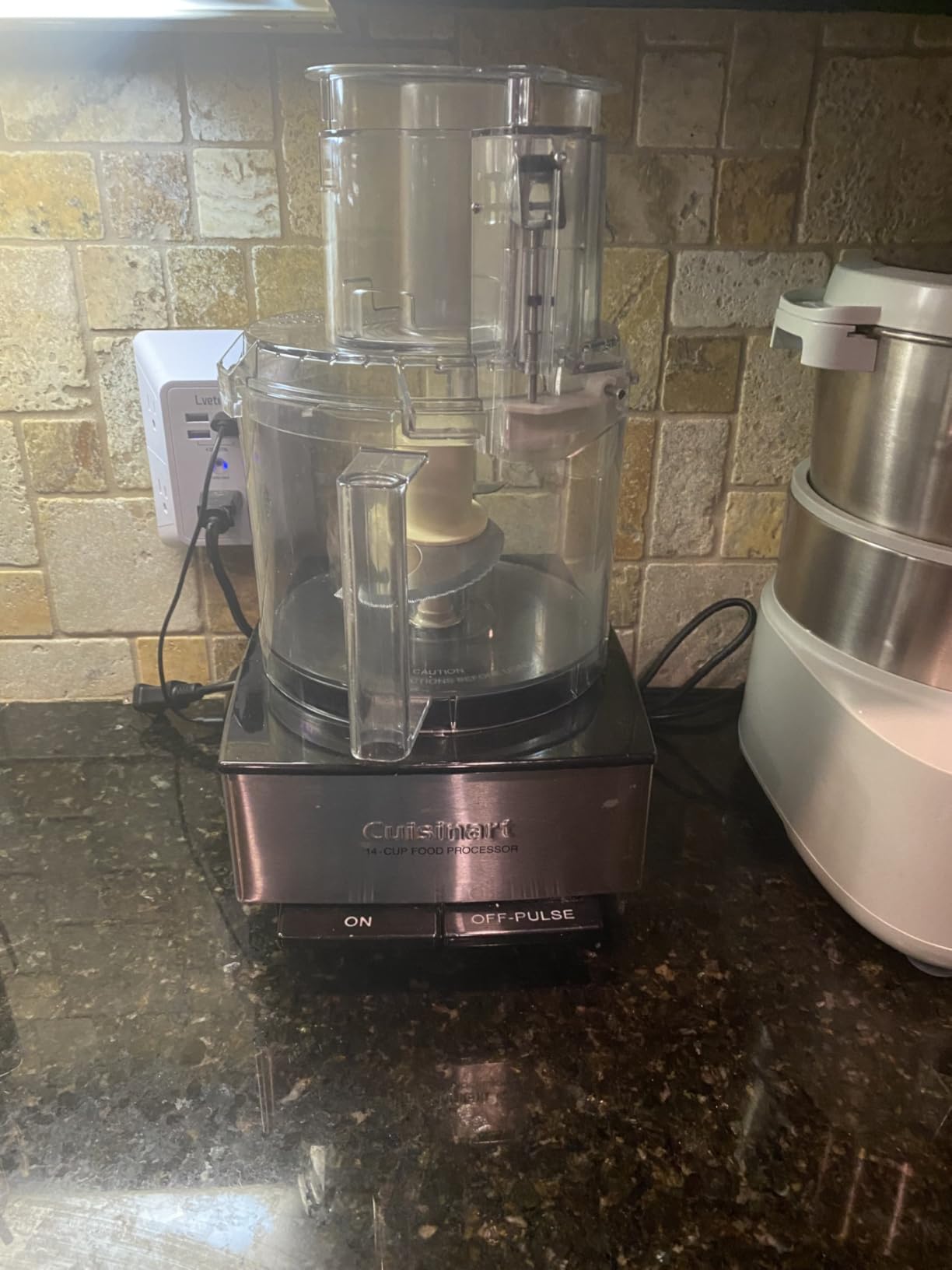 Cuisinart 7-Cup Pro Classic Food Processor, 600-Watt Motor, Vegetable Chopper & Blender for Mincing, Dicing, Shredding, Puree & Kneading Dough, DLC-10SYP1, White customer photo 2