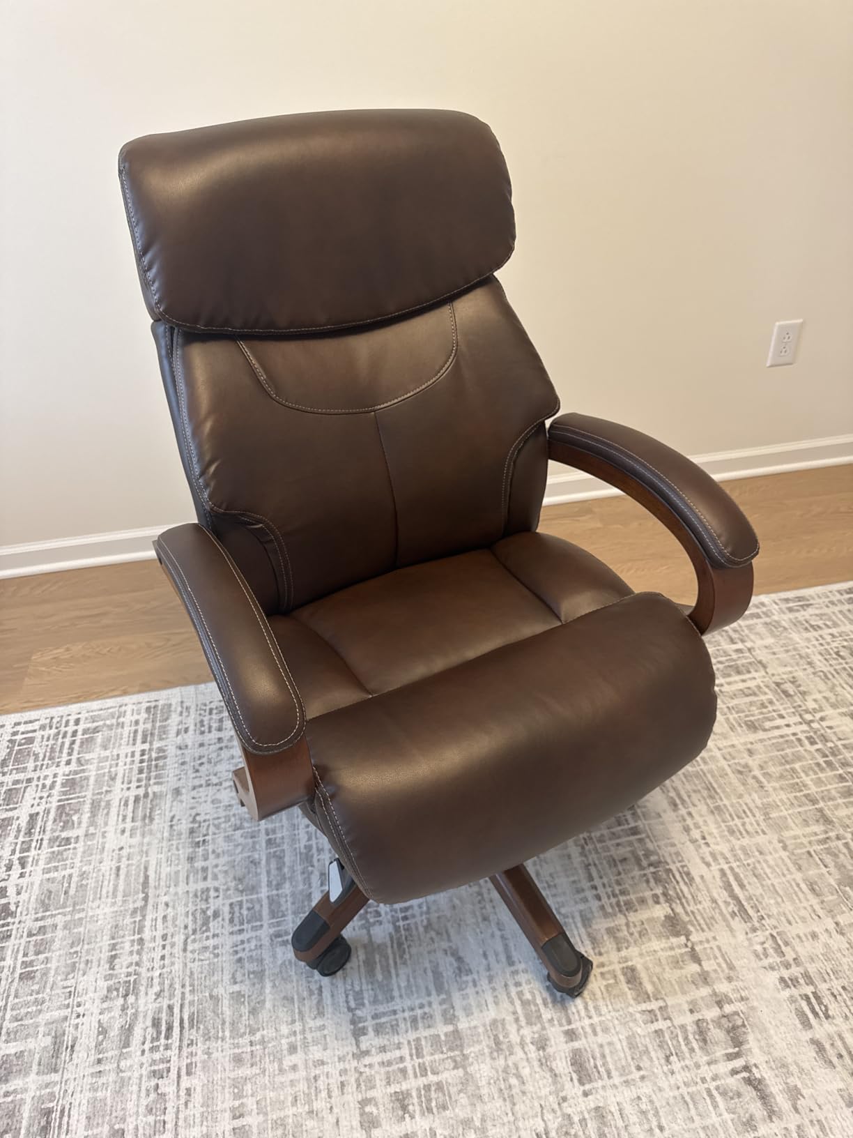 La-Z-Boy 1104593 Bradley Bonded Leather Executive Chair Customer Review La-Z-Boy 1104593 Bradley Bonded Leather Executive Chair - Customer Photo 1