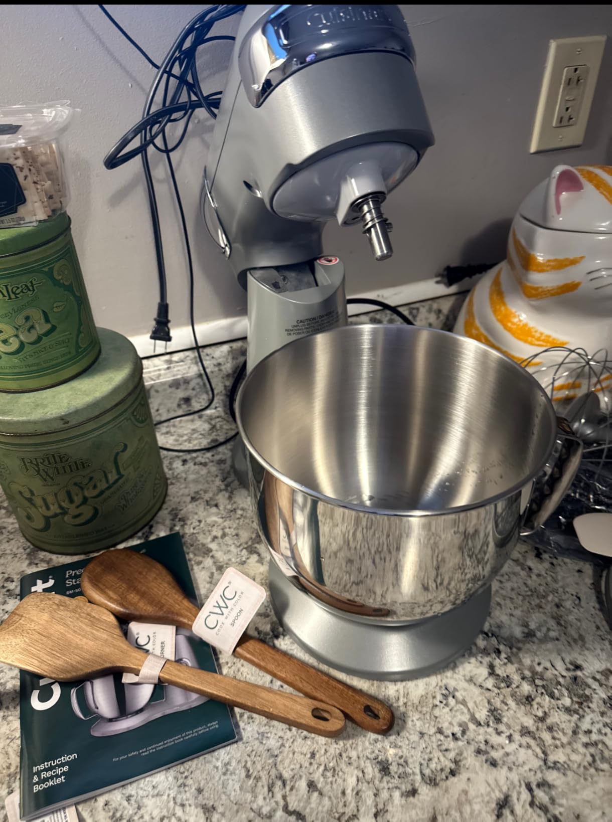 Cuisinart Stand Mixer, 12 Speeds, 5.5-Quart Mixing Bowl, Chef's Whisk, Flat Mixing Paddle, Dough Hook, and Splash Guard with Pour Spout, Silver Lining, SM-50BC - Customer Photo 2