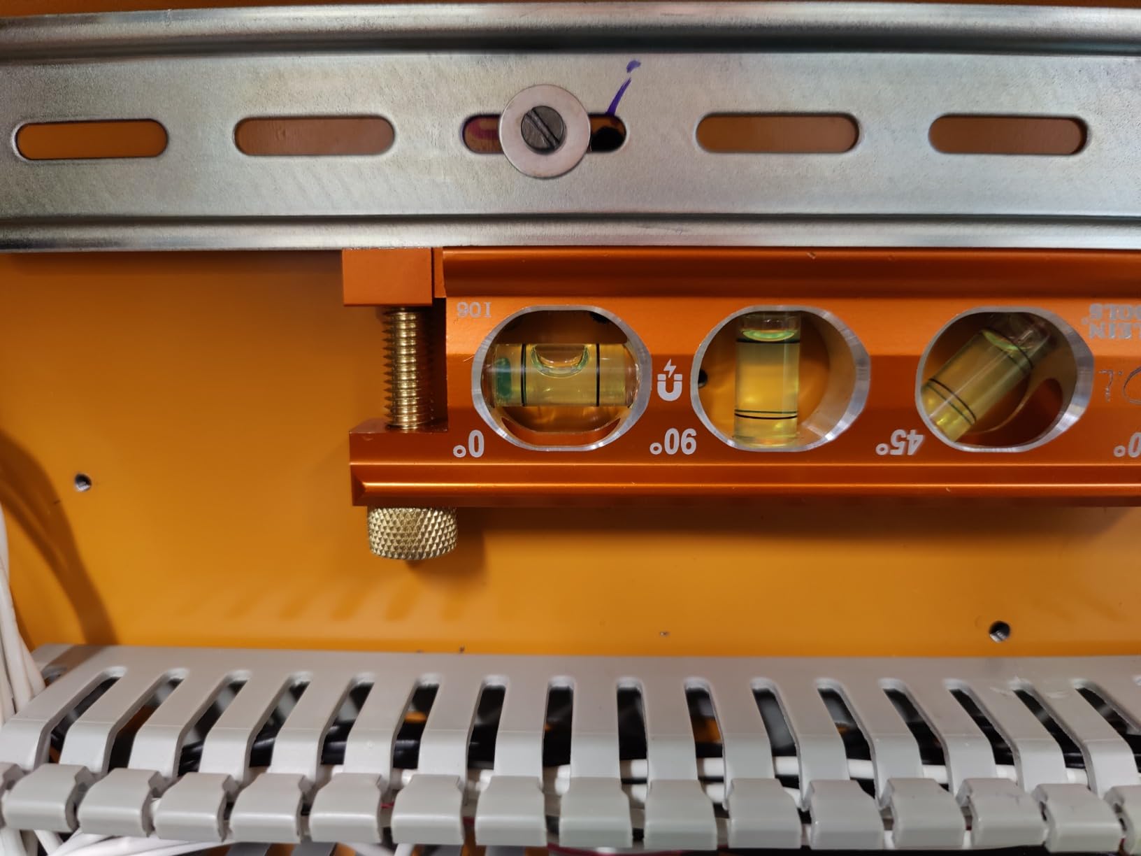 Klein Tools 935AB4V Level, 6-Inch Magnetic Torpedo and Conduit Level with 0/30/45/90 Degree Vials, V-Groove and Magnet Track, High Visibility Orange - Customer Photo 1
