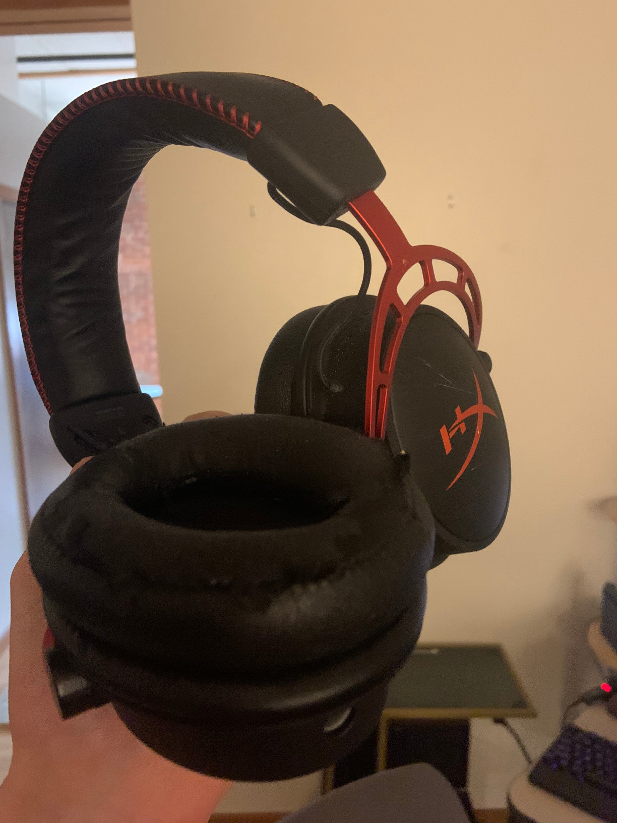 HyperX Cloud Alpha - Gaming Headset, Dual Chamber Drivers, Legendary Comfort, Aluminum Frame, Detachable Microphone, Works on PC, PS4, PS5, Xbox One/ Series X|S, Nintendo Switch and Mobile – Red - Customer Photo 1