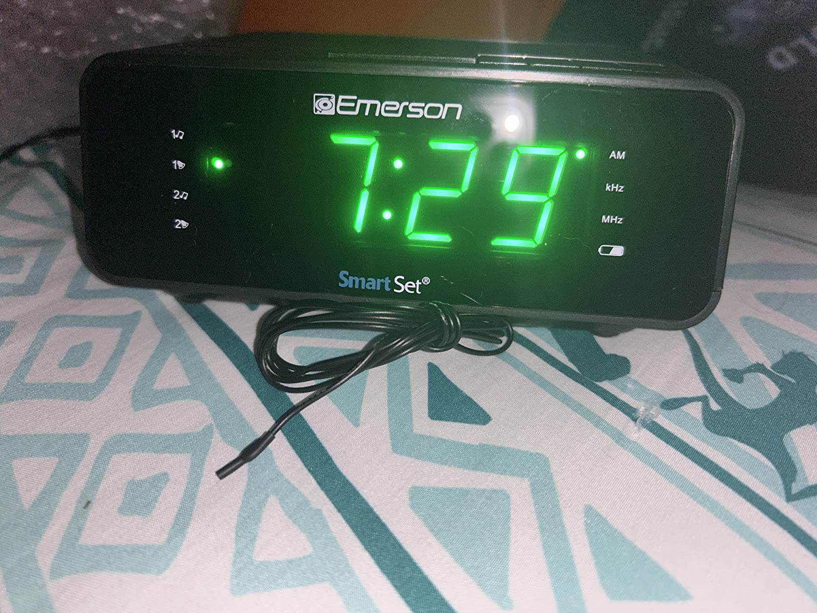 Emerson SmartSet Dual Alarm Clock Radio with AM/FM Radio, Dimmer, Sleep Timer and .9