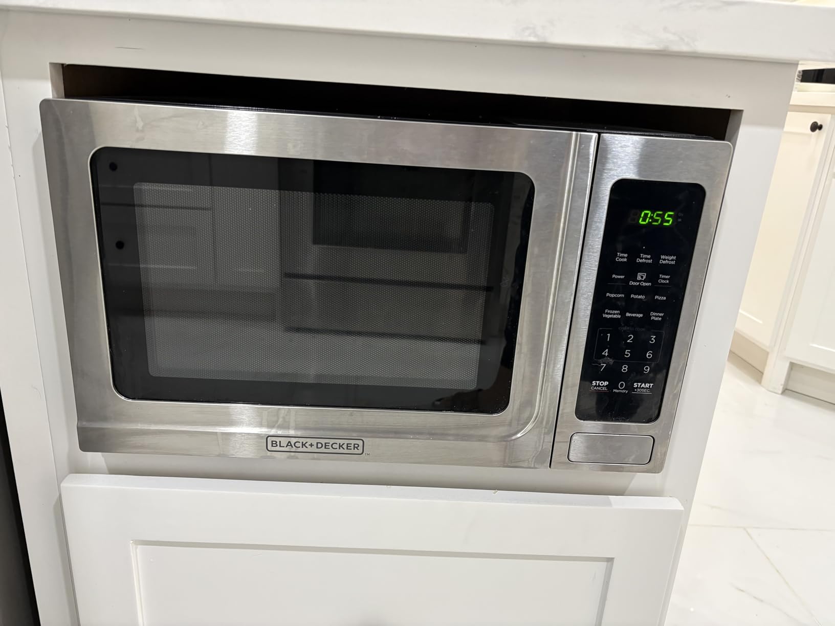 BLACK+DECKER Digital Microwave Oven with Turntable Push-Button Door, Child Safety Lock, Stainless Steel, 0.9 Cu Ft customer photo 1