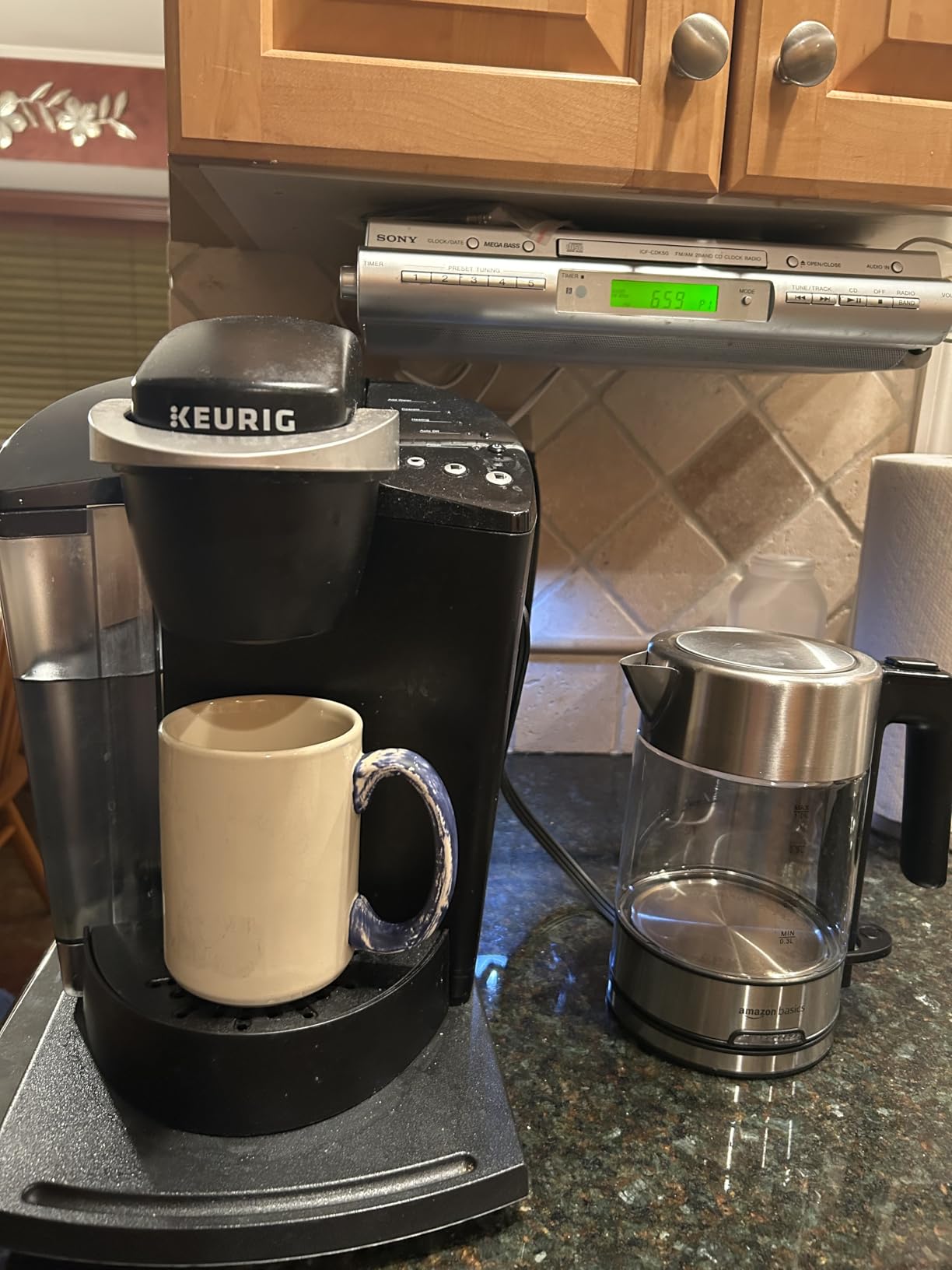 Amazon Basics Electric Kettle with Glass Carafe for Tea and Coffee, BPA-Free, Fast Boiling, Auto Shut-Off, 1.7 Liter, 1500W, Black and Silver - Customer Photo 2