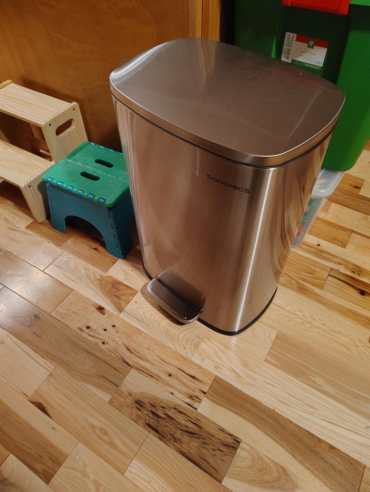SONGMICS 13 Gallon (50 L) Trash Can, Stainless Steel Kitchen Garbage Can, Recycling or Waste Bin, Soft Close, Step-On Pedal, Removable Inner Bucket, Brown Customer Review SONGMICS 13 Gallon (50 L) Trash Can, Stainless Steel Kitchen Garbage Can, Recycling or Waste Bin, Soft Close, Step-On Pedal, Removable Inner Bucket, Brown - Customer Photo 5