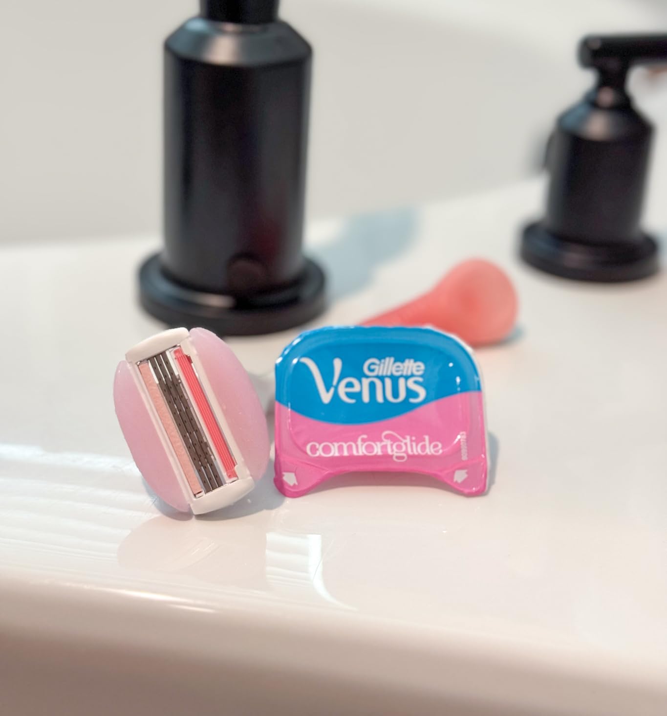 Gillette Venus ComfortGlide White Tea Women's Razor, Handle + 4 Blade Refills Customer Review Gillette Venus ComfortGlide White Tea Women's Razor, Handle + 4 Blade Refills - Customer Photo 1