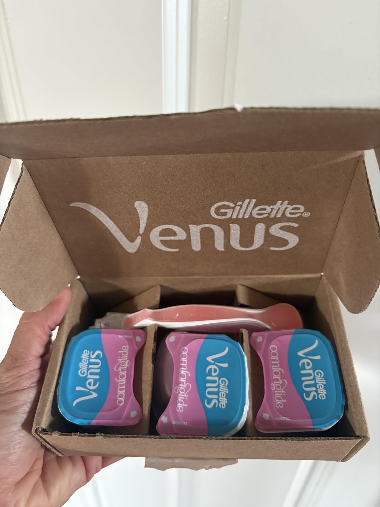 Gillette Venus ComfortGlide White Tea Women's Razor, Handle + 4 Blade Refills Customer Review Gillette Venus ComfortGlide White Tea Women's Razor, Handle + 4 Blade Refills - Customer Photo 2
