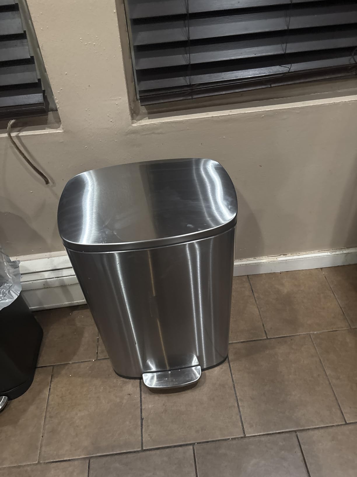 Amazon Basics Smudge Resistant Small Rectangular Trash Can With Soft-Close Foot Pedal, Brushed Stainless Steel, 12L/3.2 Gal Customer Review Amazon Basics Smudge Resistant Small Rectangular Trash Can With Soft-Close Foot Pedal, Brushed Stainless Steel, 12L/3.2 Gal - Customer Photo 3
