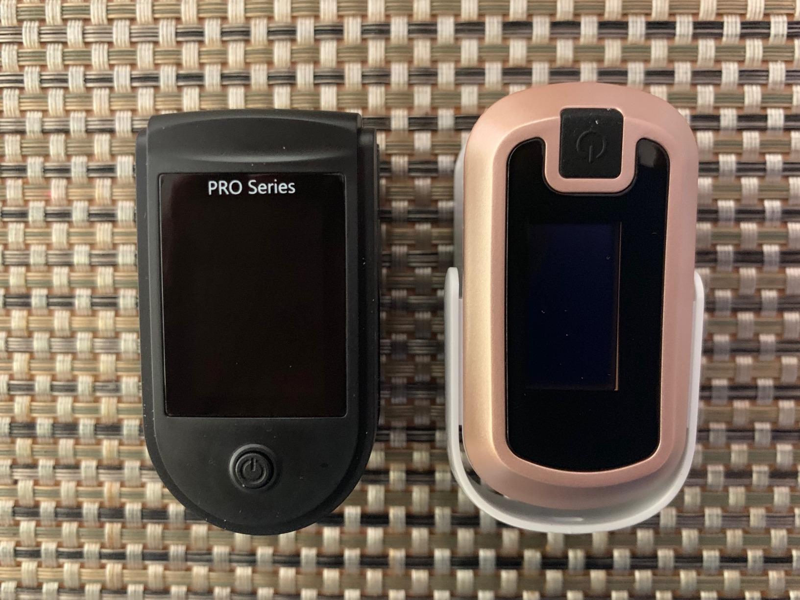 Zacurate Pro Series 500DL Fingertip Pulse Oximeter Blood Oxygen Saturation Monitor with Silicone Cover, Batteries and Lanyard (Royal Black) - Customer Photo 1