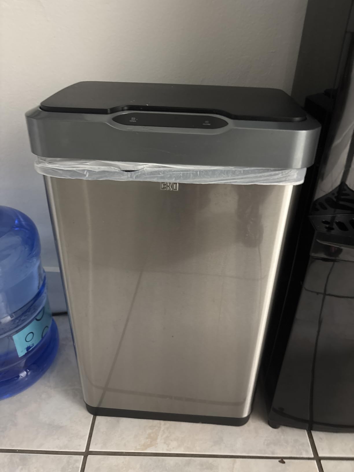 EKO Mirage-T 50 Liter / 13.2 Gallon Touchless Rectangular Motion Sensor Trash Can, Brushed Stainless Steel Finish Customer Review EKO Mirage-T 50 Liter / 13.2 Gallon Touchless Rectangular Motion Sensor Trash Can, Brushed Stainless Steel Finish - Customer Photo 3