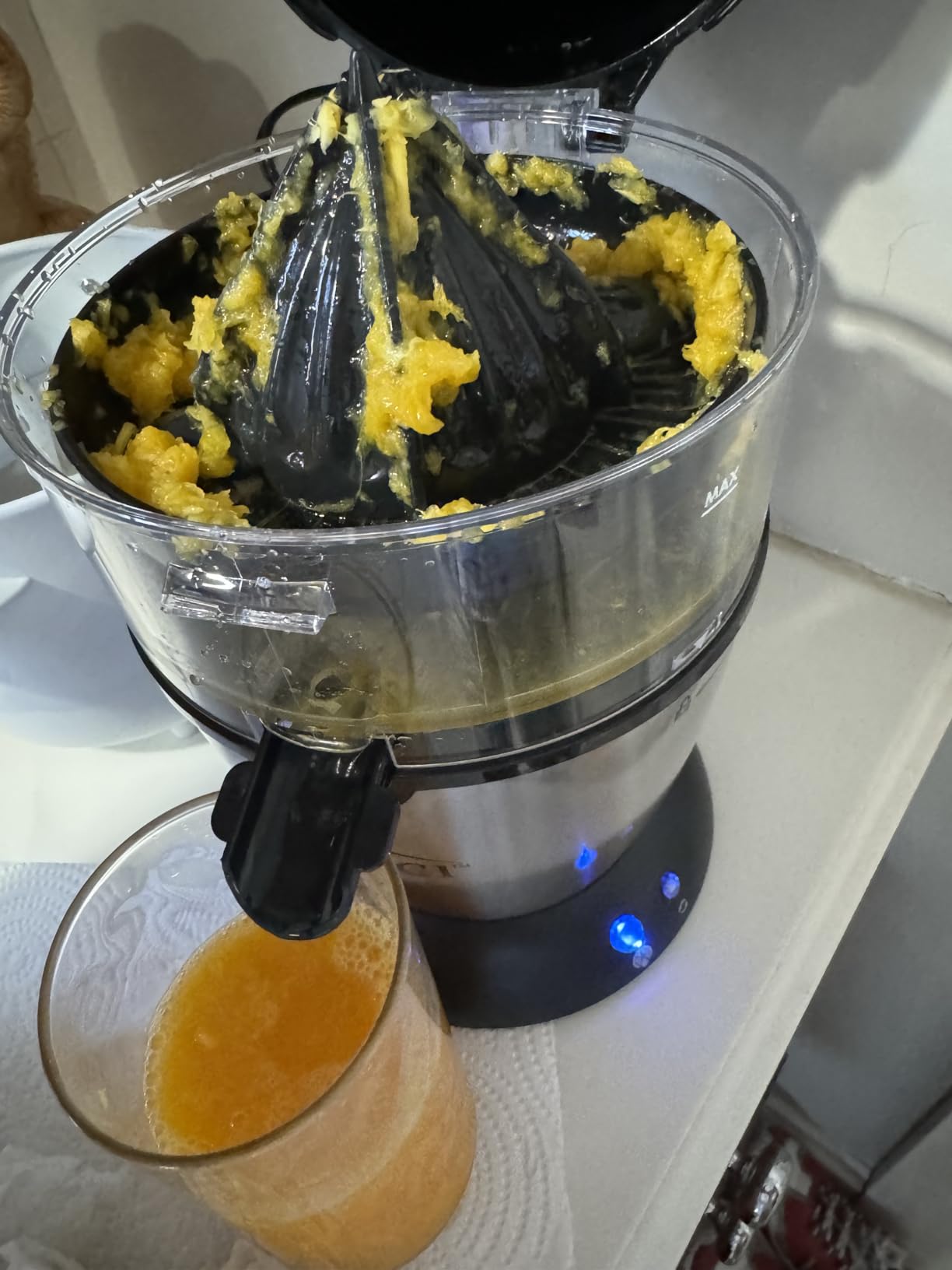 Vinci Hands Free Electric Citrus Juicer, 1-Button Juicer Machine, Orange Lime Grapefruit Lemon Squeezer, Easy to Clean Orange Juicer Squeezer, Black/Stainless Steel Customer Review Vinci Hands Free Electric Citrus Juicer, 1-Button Juicer Machine, Orange Lime Grapefruit Lemon Squeezer, Easy to Clean Orange Juicer Squeezer, Black/Stainless Steel - Customer Photo 1
