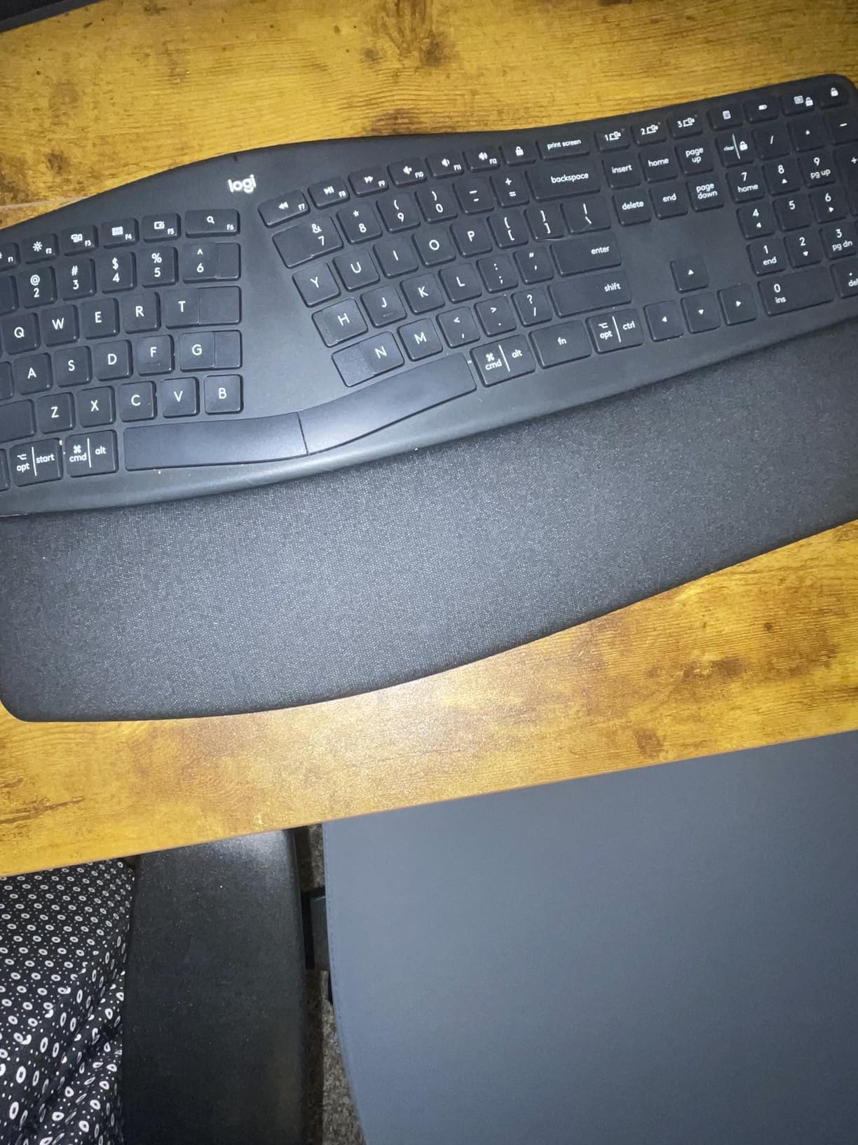 Logitech ERGO K860 Wireless Ergonomic Keyboard - Split Keyboard, Wrist Rest, Natural Typing, Stain-Resistant Fabric, Bluetooth and USB Connectivity, Compatible with Windows/Mac, Black - Customer Photo 2
