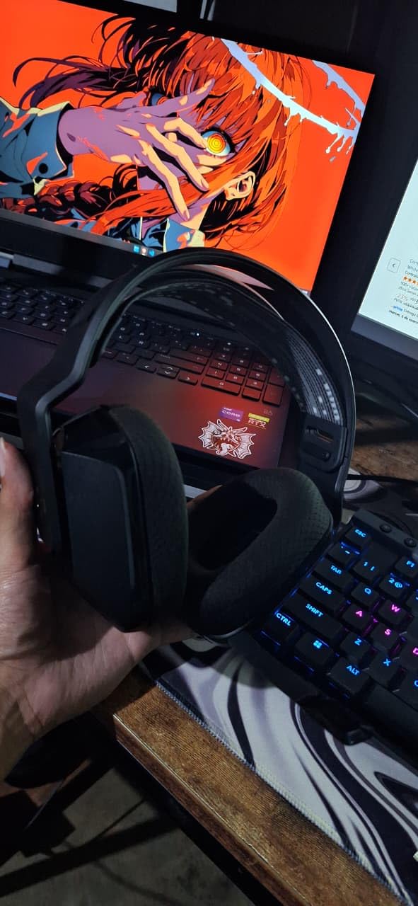 Logitech G733 Lightspeed Wireless Gaming Headset, Suspension Headband, Lightsync RGB, Blue VO!CE Mic, PRO-G Audio – Black - Customer Photo 1