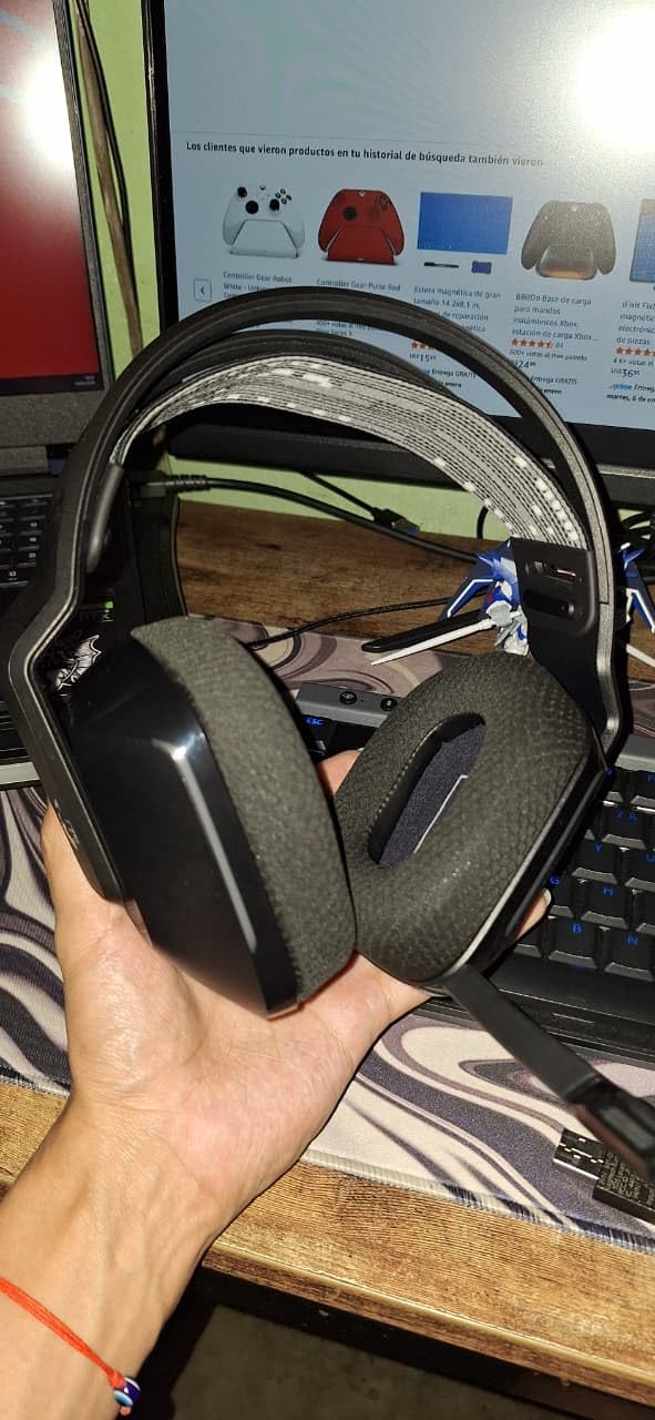 Logitech G733 Lightspeed Wireless Gaming Headset, Suspension Headband, Lightsync RGB, Blue VO!CE Mic, PRO-G Audio – Black - Customer Photo 2